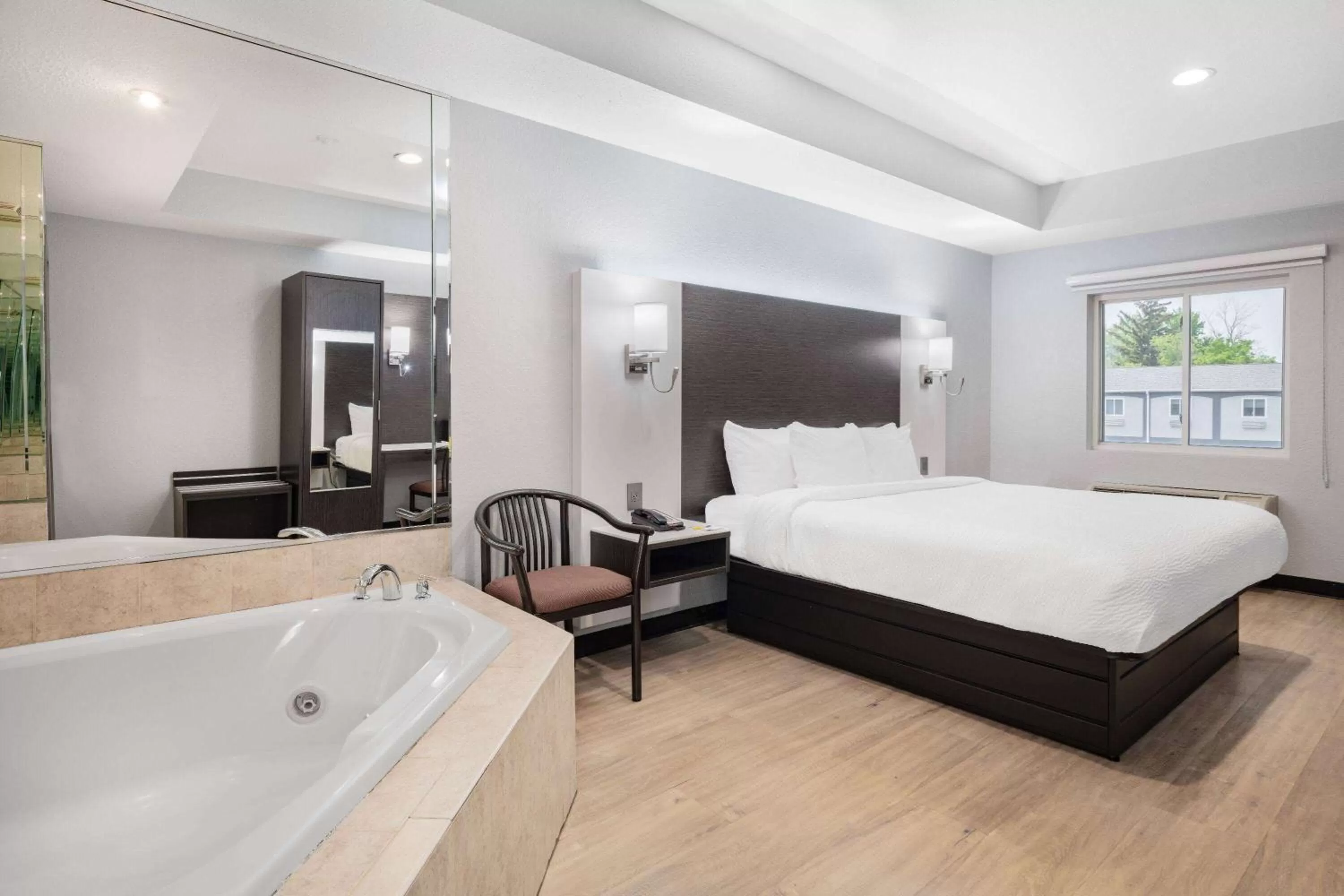 Bed in Days Inn & Suites by Wyndham Niagara Falls/Buffalo