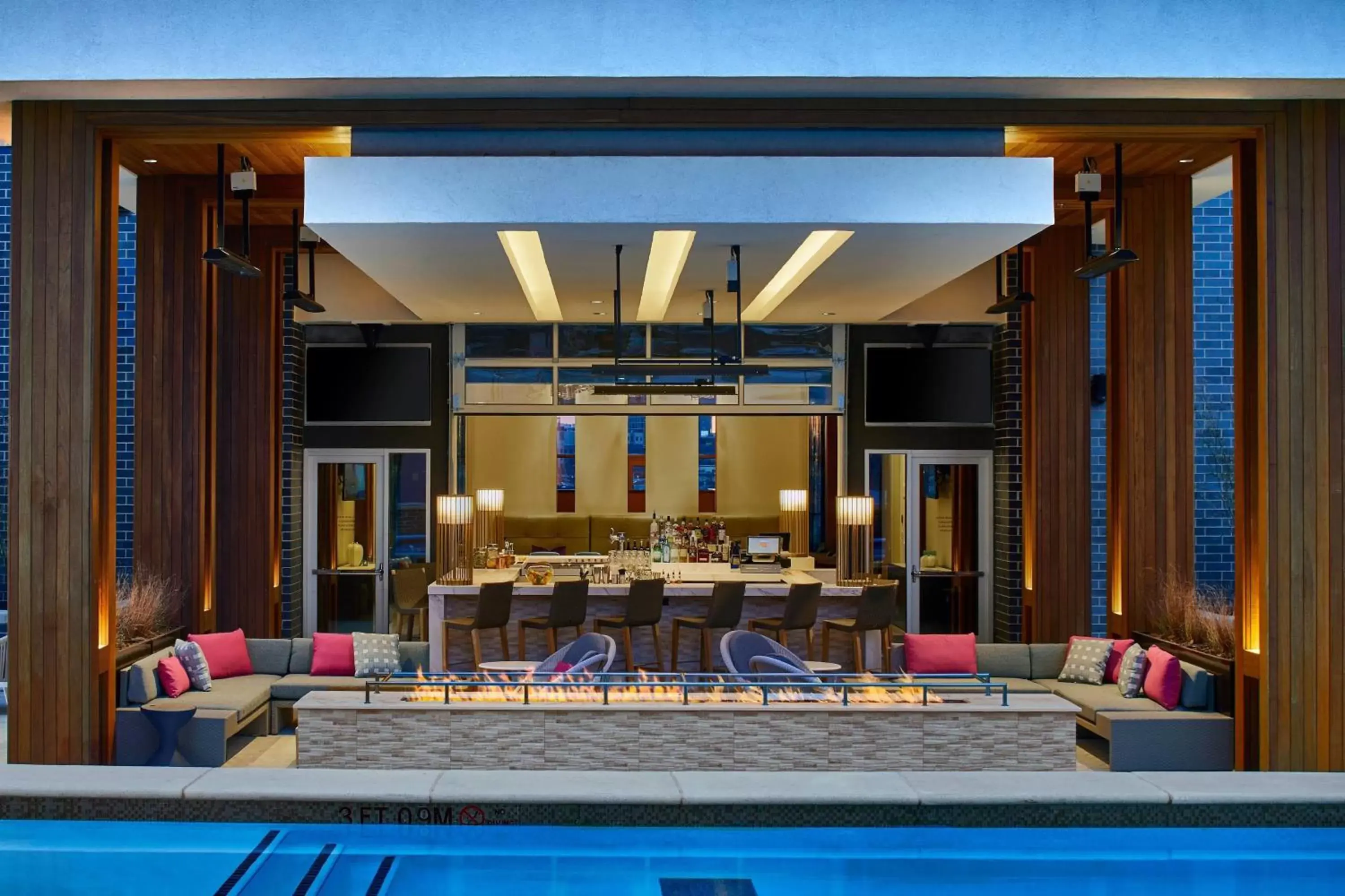 Swimming pool, Restaurant/Places to Eat in Residence Inn by Marriott Nashville Downtown/Convention Center