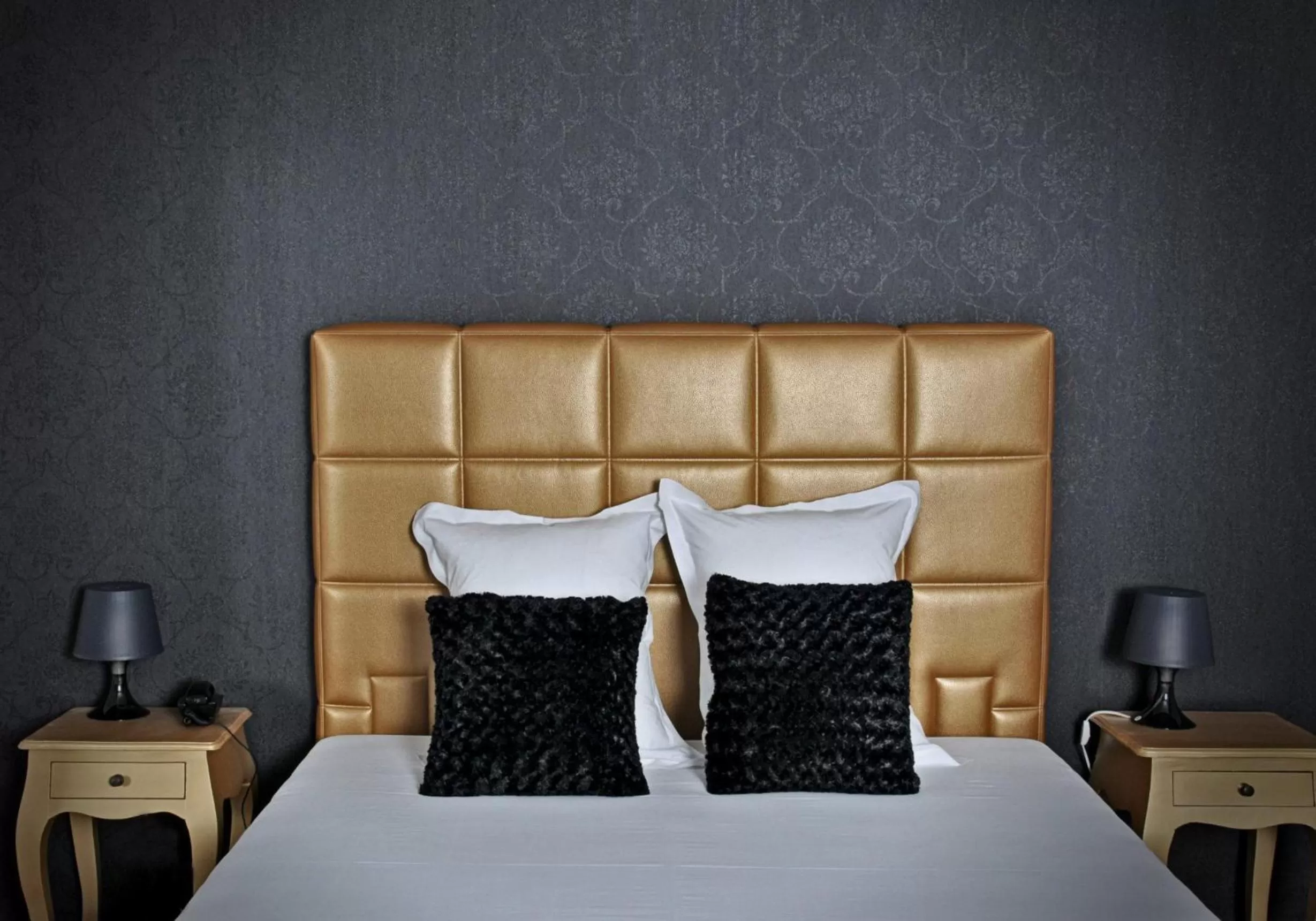 Bed in V E R O N E - Rooms & Suites - Liège - Rocourt