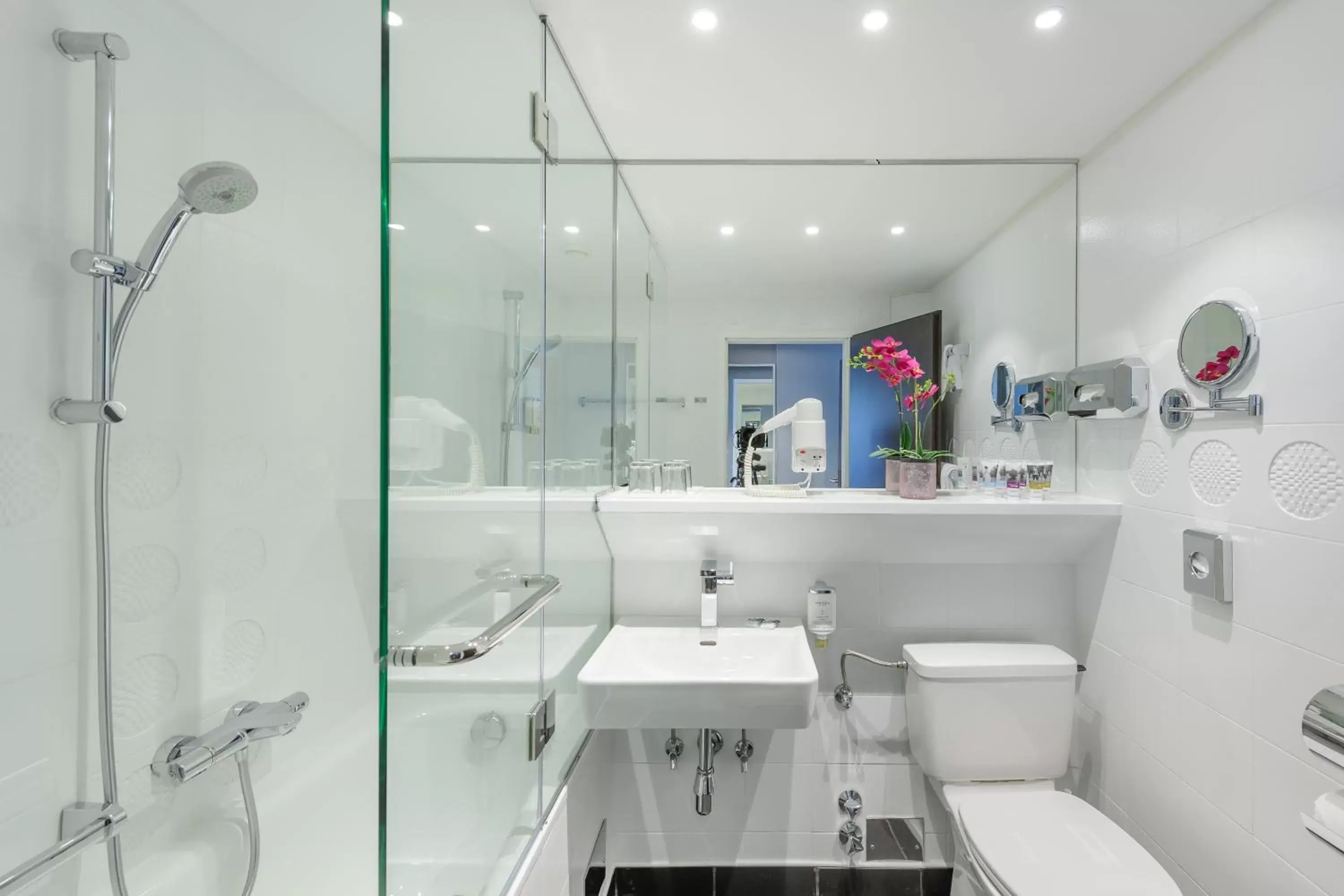 Shower, Bathroom in Mercure Hotel Raphael Wien