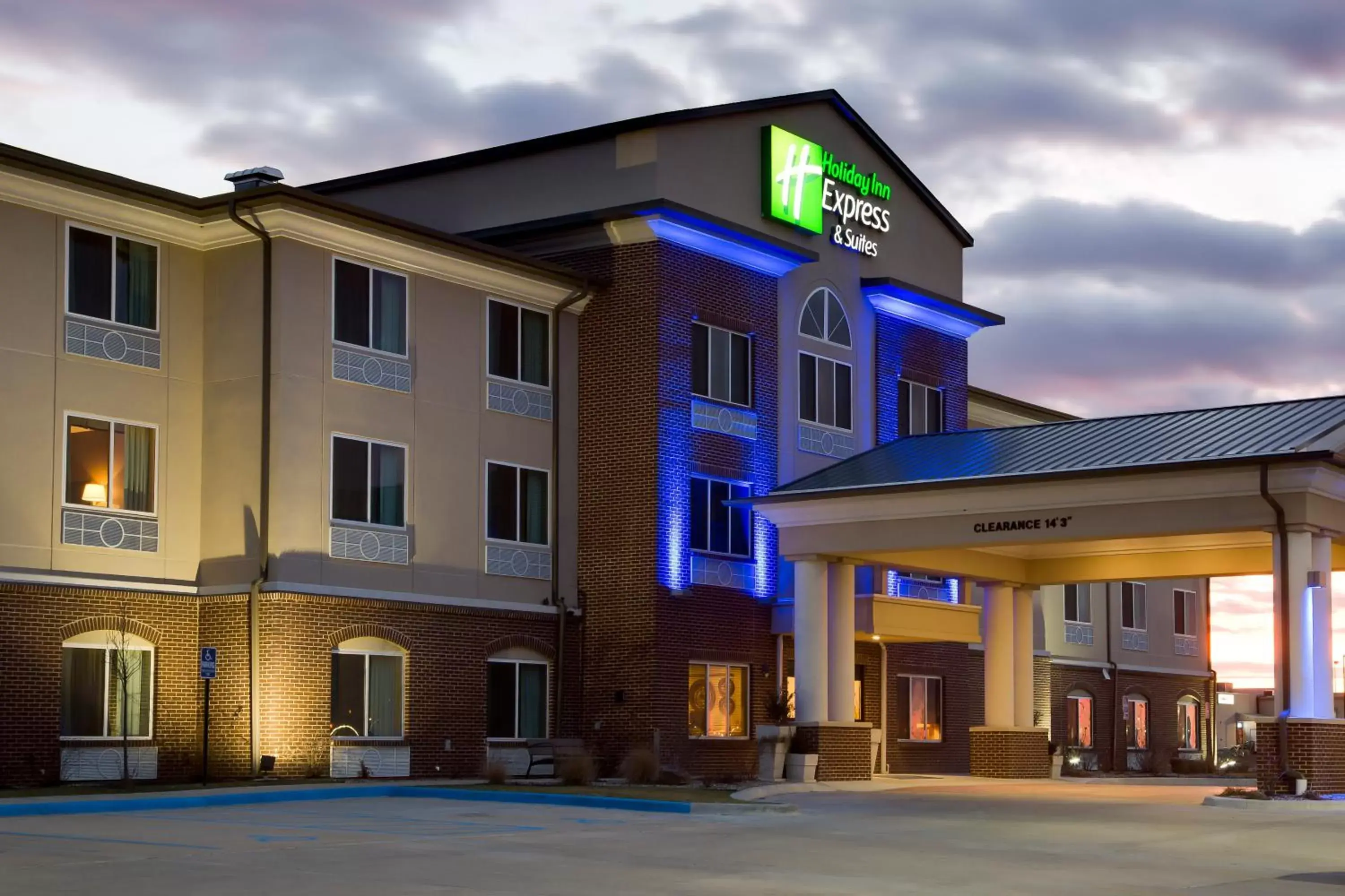 Property building in Holiday Inn Express & Suites Nevada by IHG Property building in Holiday Inn Express & Suites Nevada by IHG