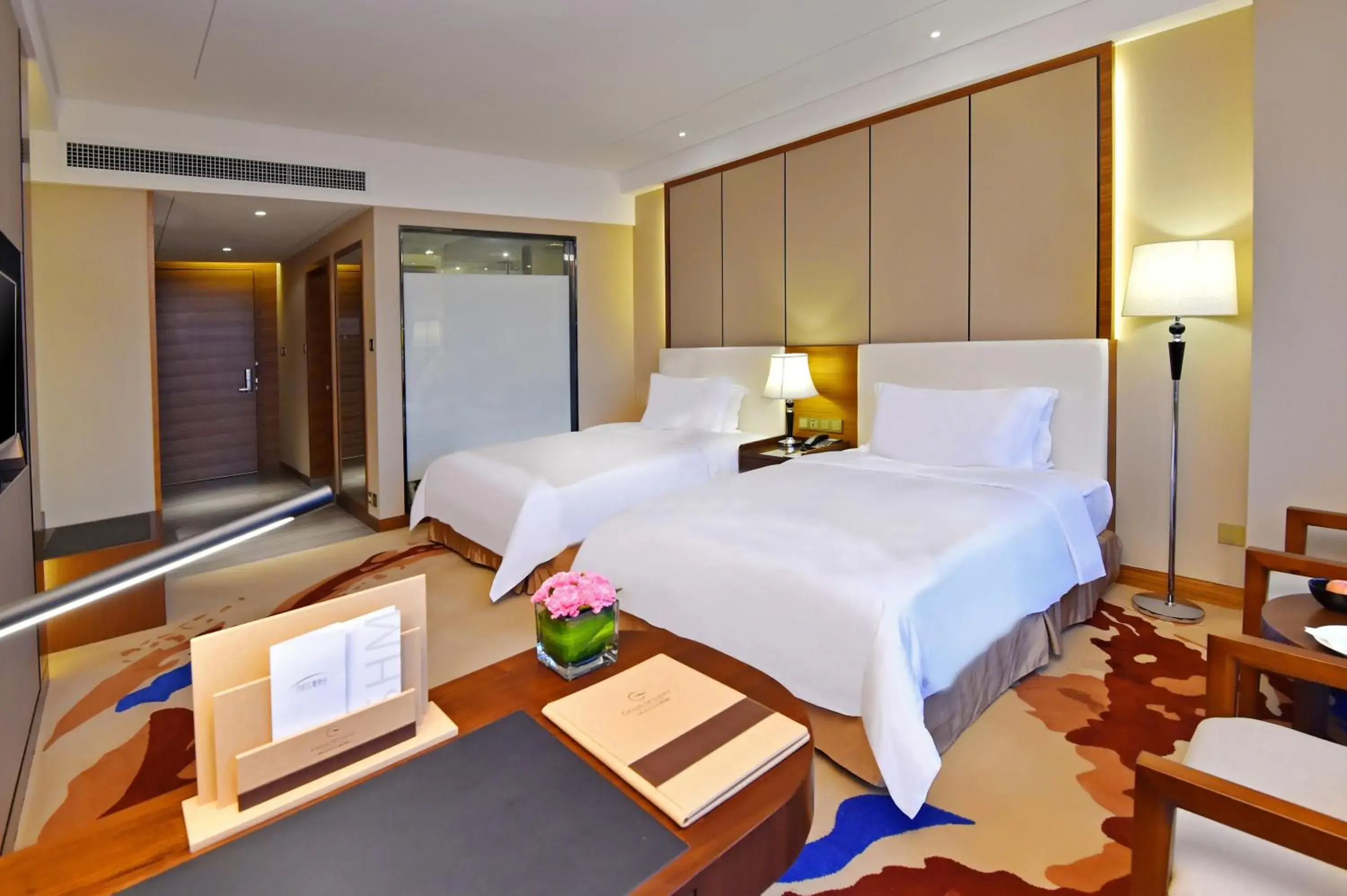 Bedroom, Bed in Grand Skylight International Hotel Huizhou