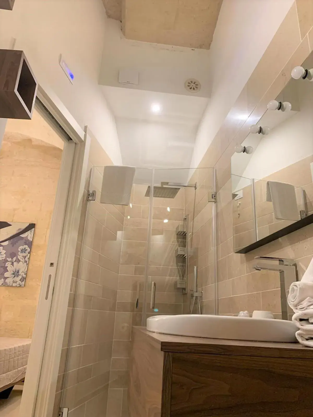 Shower, Bathroom in Albergo Del Sedile