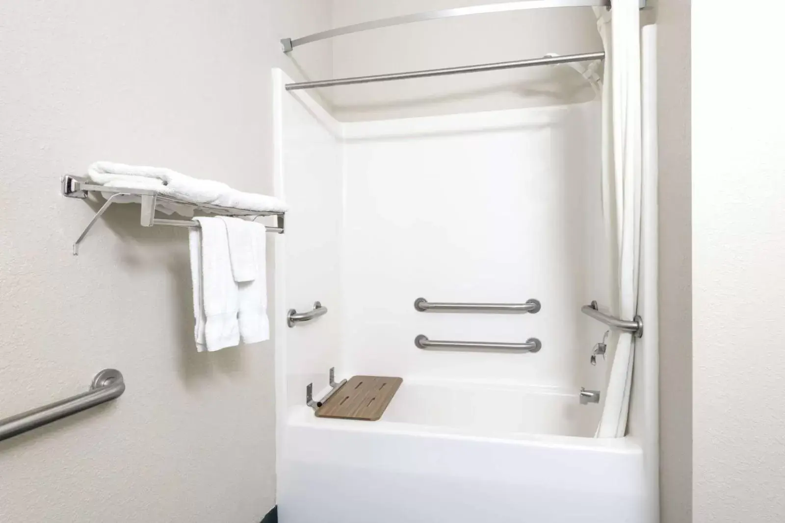 2 Full Beds, Mobility Accessible Room, Bathtub w/ Grab Bars, Non-Smoking in Super 8 by Wyndham Ottawa 2 Full Beds, Mobility Accessible Room, Bathtub w/ Grab Bars, Non-Smoking in Super 8 by Wyndham Ottawa