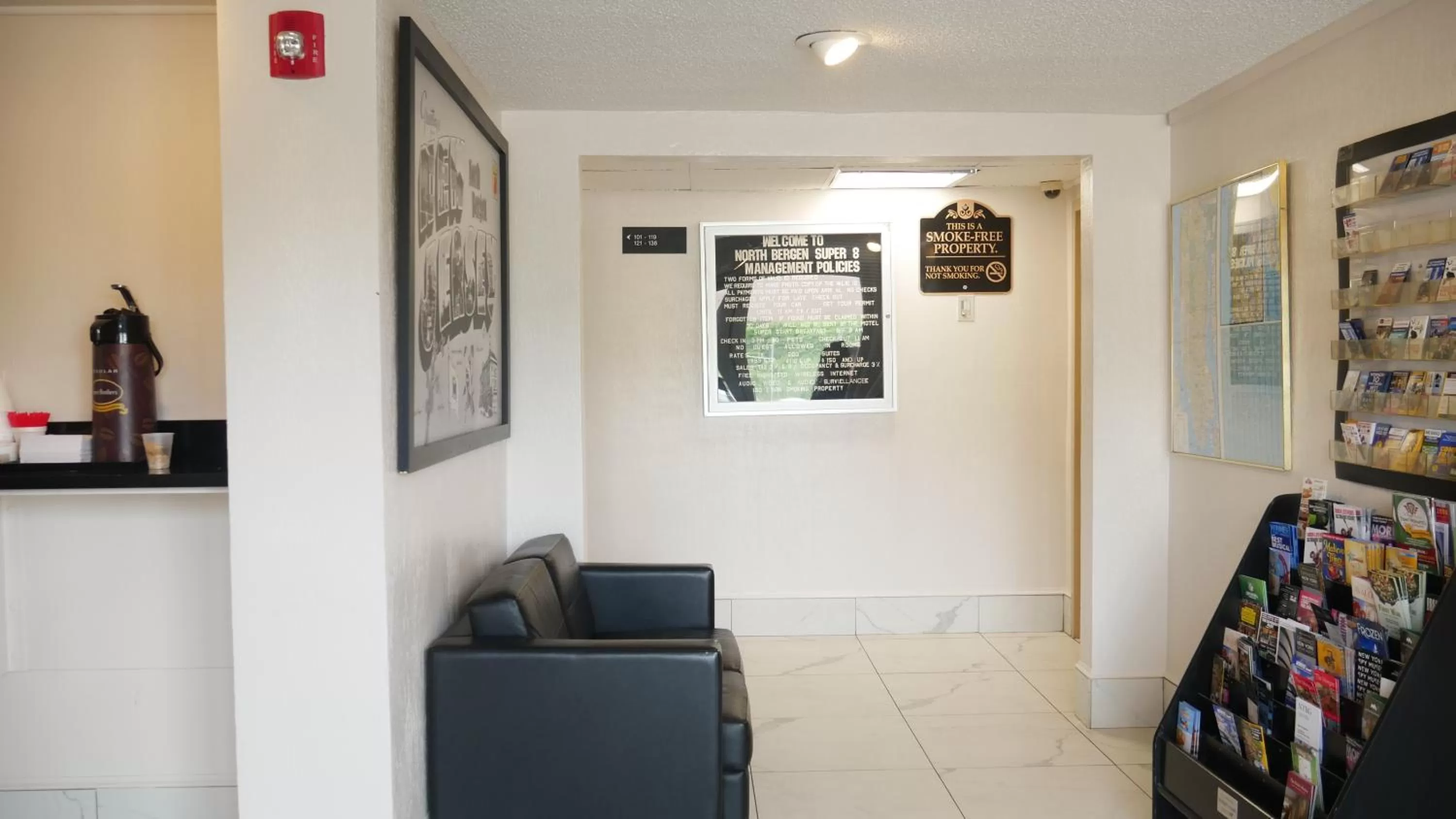 Lobby or reception in Super 8 by Wyndham North Bergen NJ/NYC Area