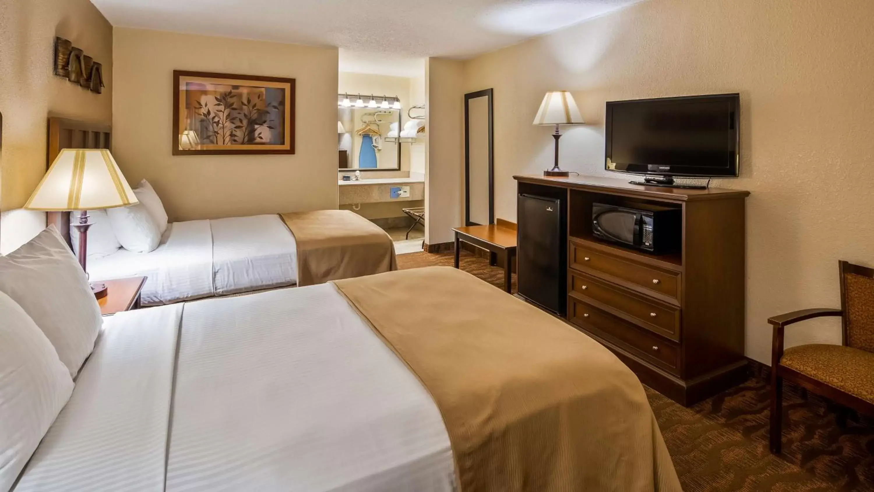 Photo of the whole room, Bed in Best Western Center Pointe Inn