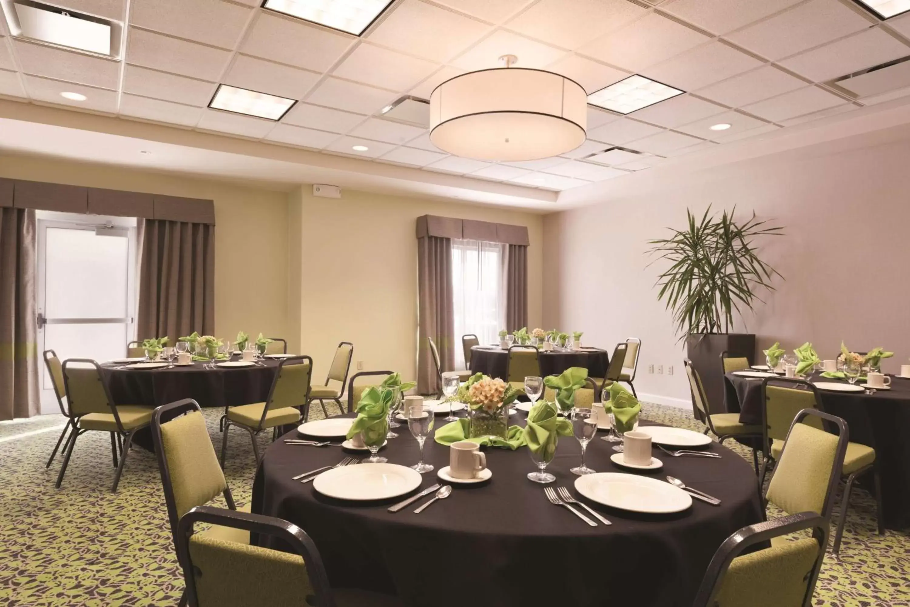 Meeting/conference room, Restaurant/Places to Eat in Hilton Garden Inn Akron-Canton Airport