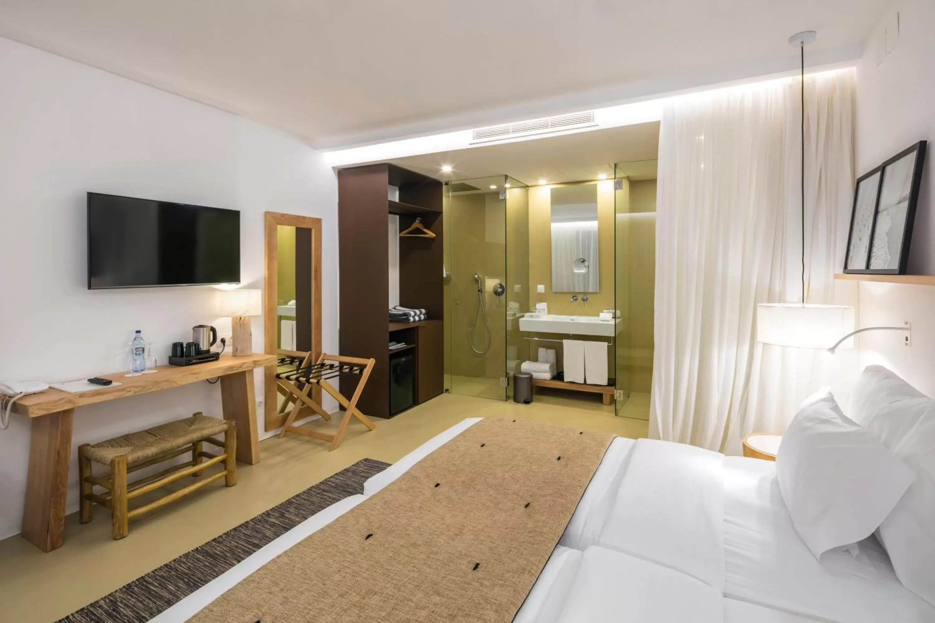 Photo of the whole room, Bed in Lagos Avenida Hotel Photo of the whole room, Bed in Lagos Avenida Hotel