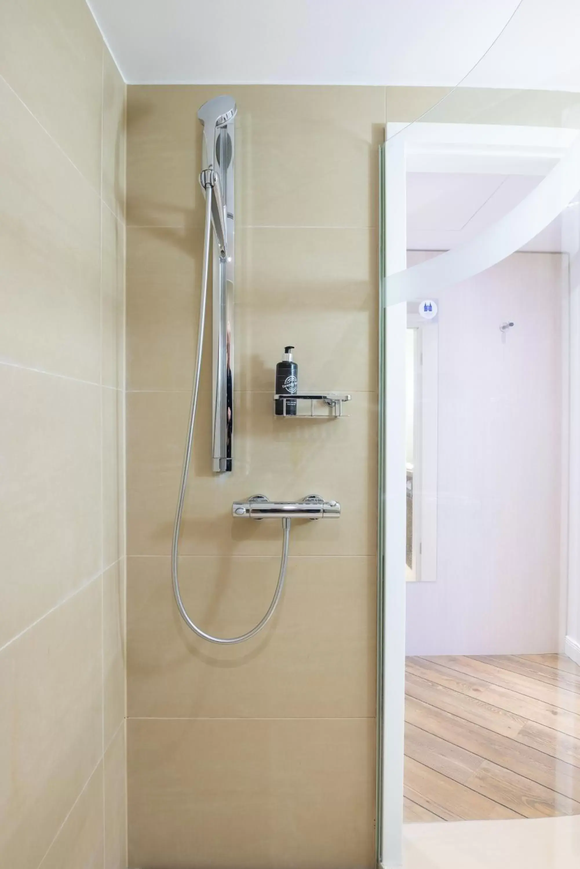 Shower, Bathroom in Hotel Vier Jahreszeiten Lübeck