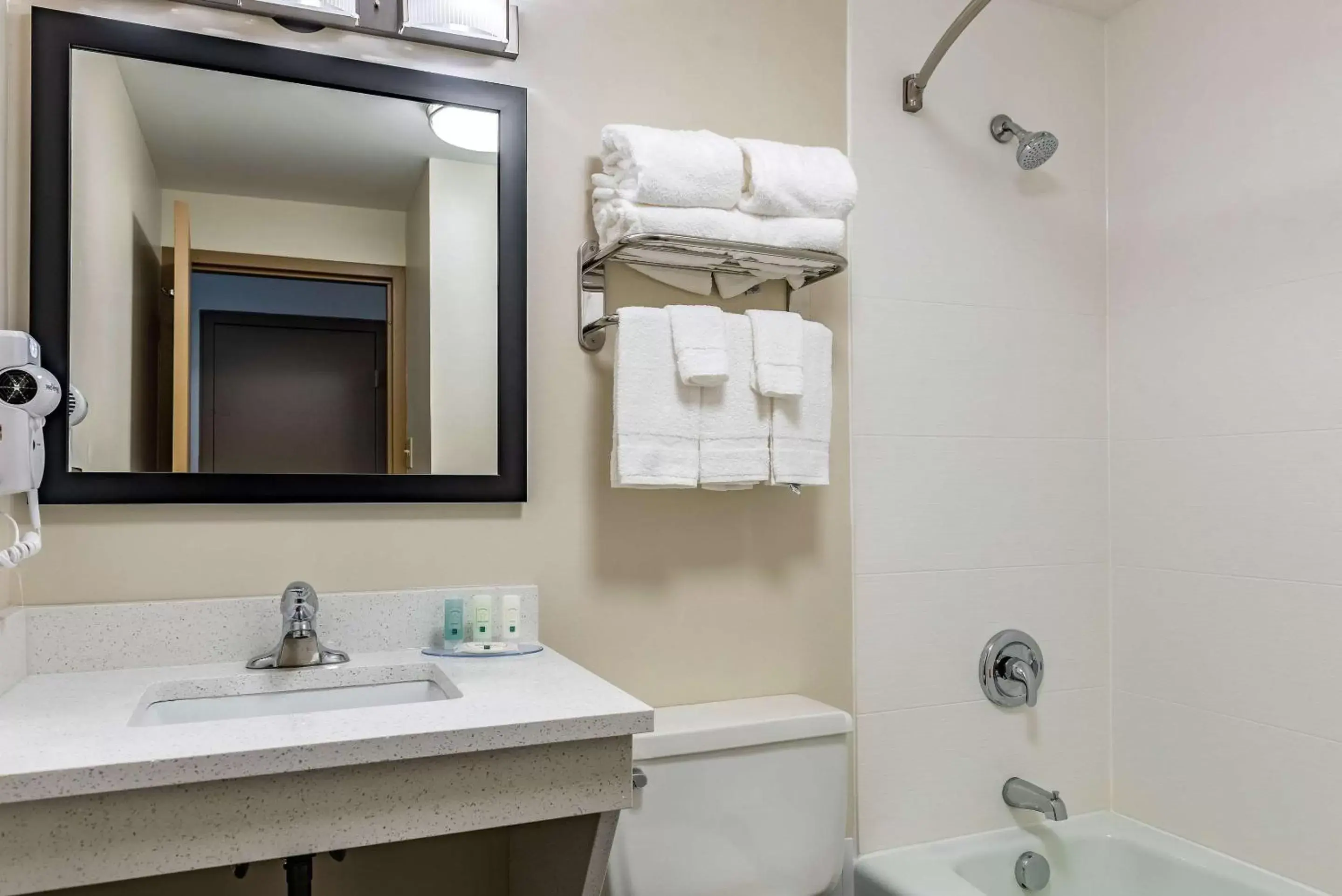 Photo of the whole room, Bathroom in Quality Inn Bucyrus North