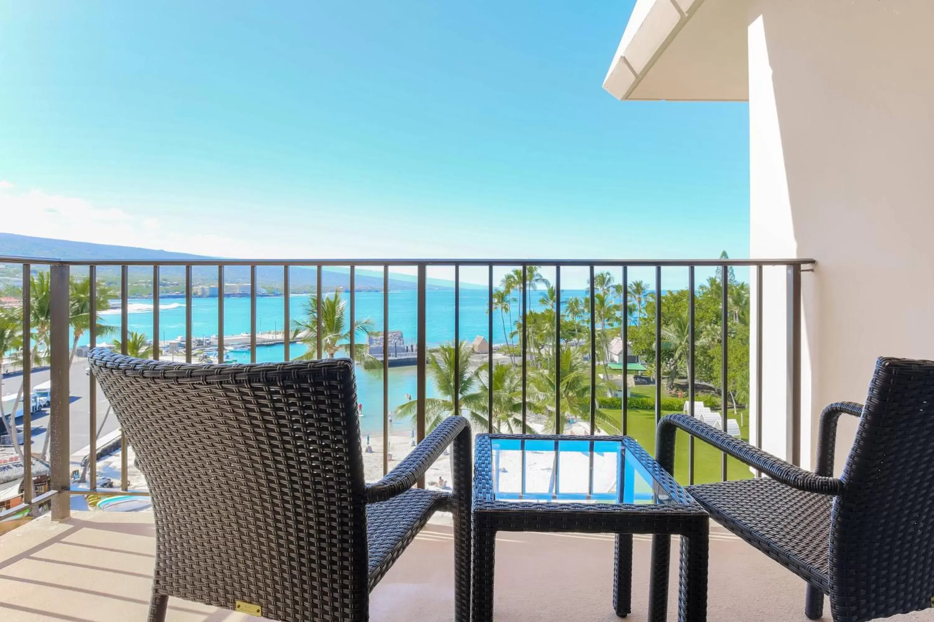 Photo of the whole room, Balcony/Terrace in Courtyard by Marriott King Kamehameha's Kona Beach Hotel