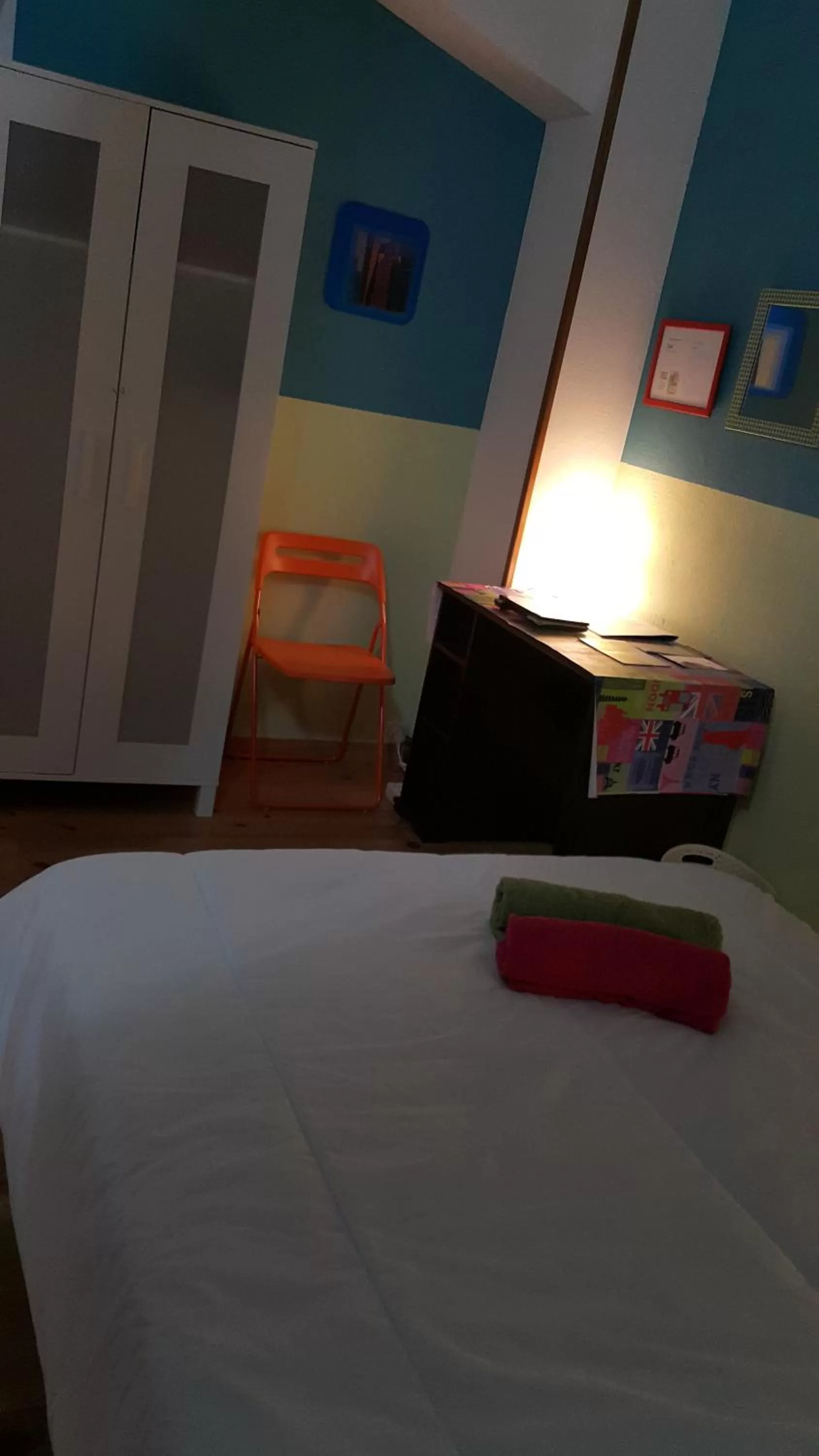 Photo of the whole room, Bed in Tenerife Rooms S. C.