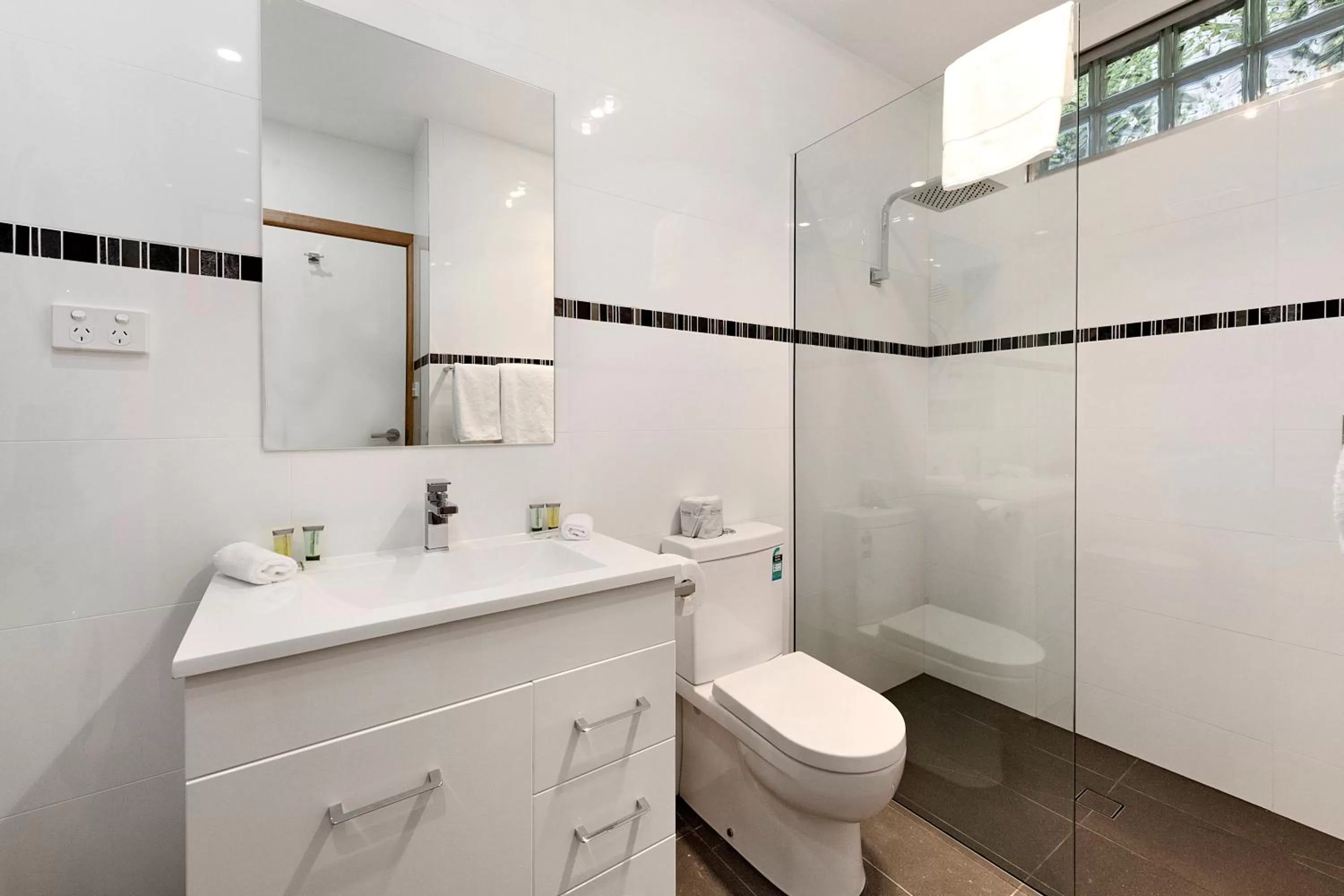 Shower in Commodore Regent Launceston