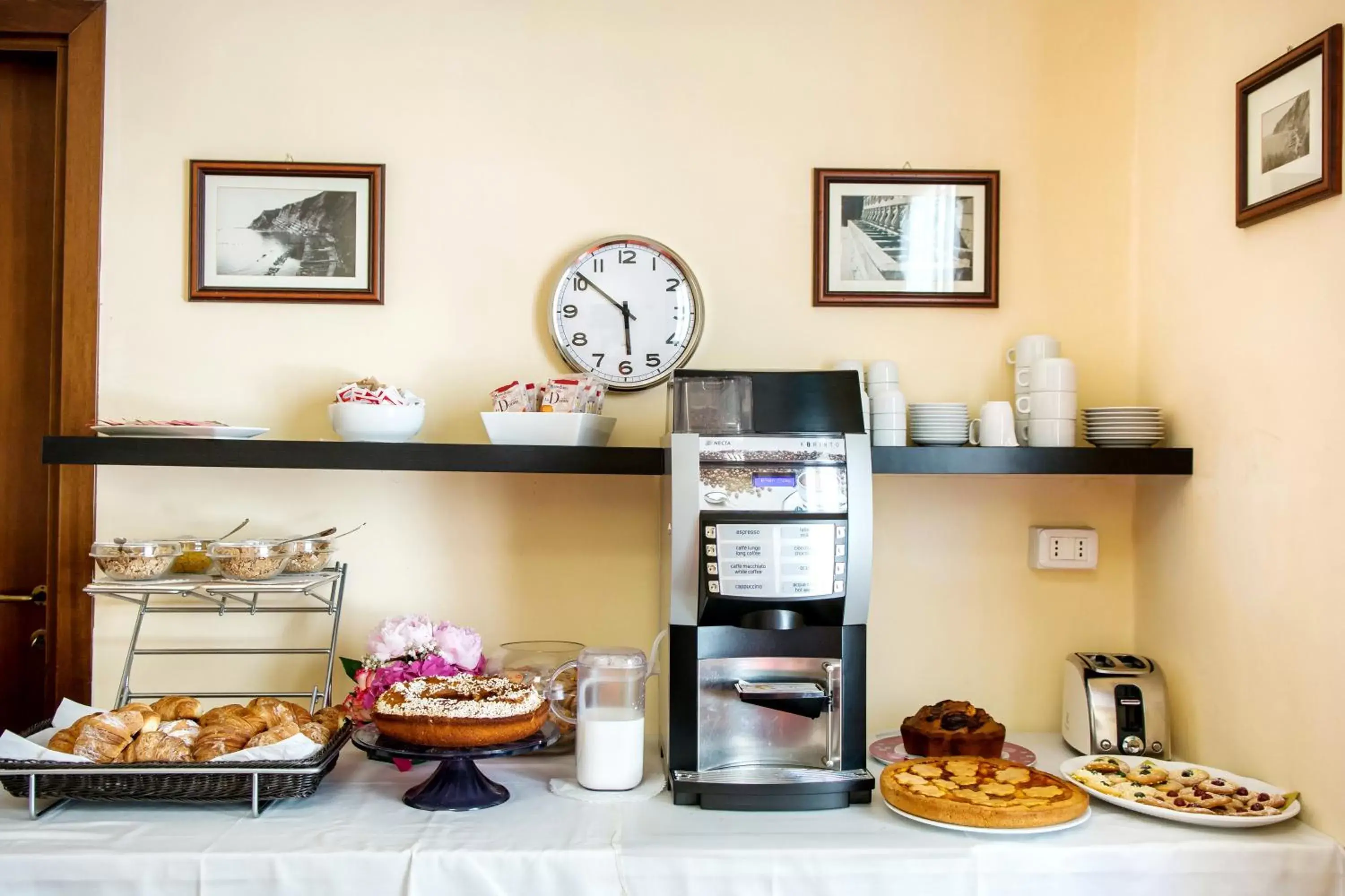 Breakfast, Food in Hotel della Vittoria