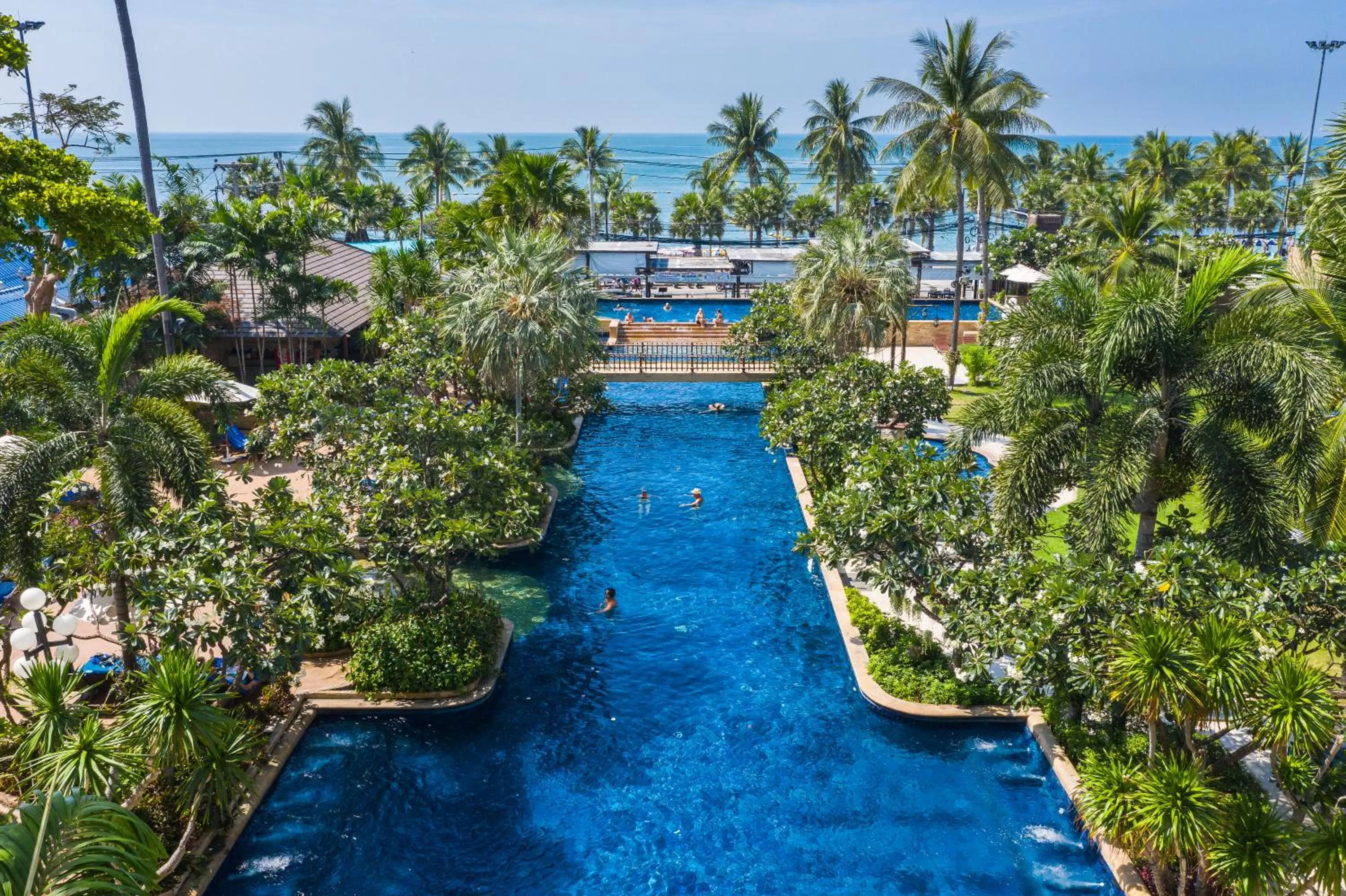Swimming pool in Jomtien Palm Beach Hotel and Resort