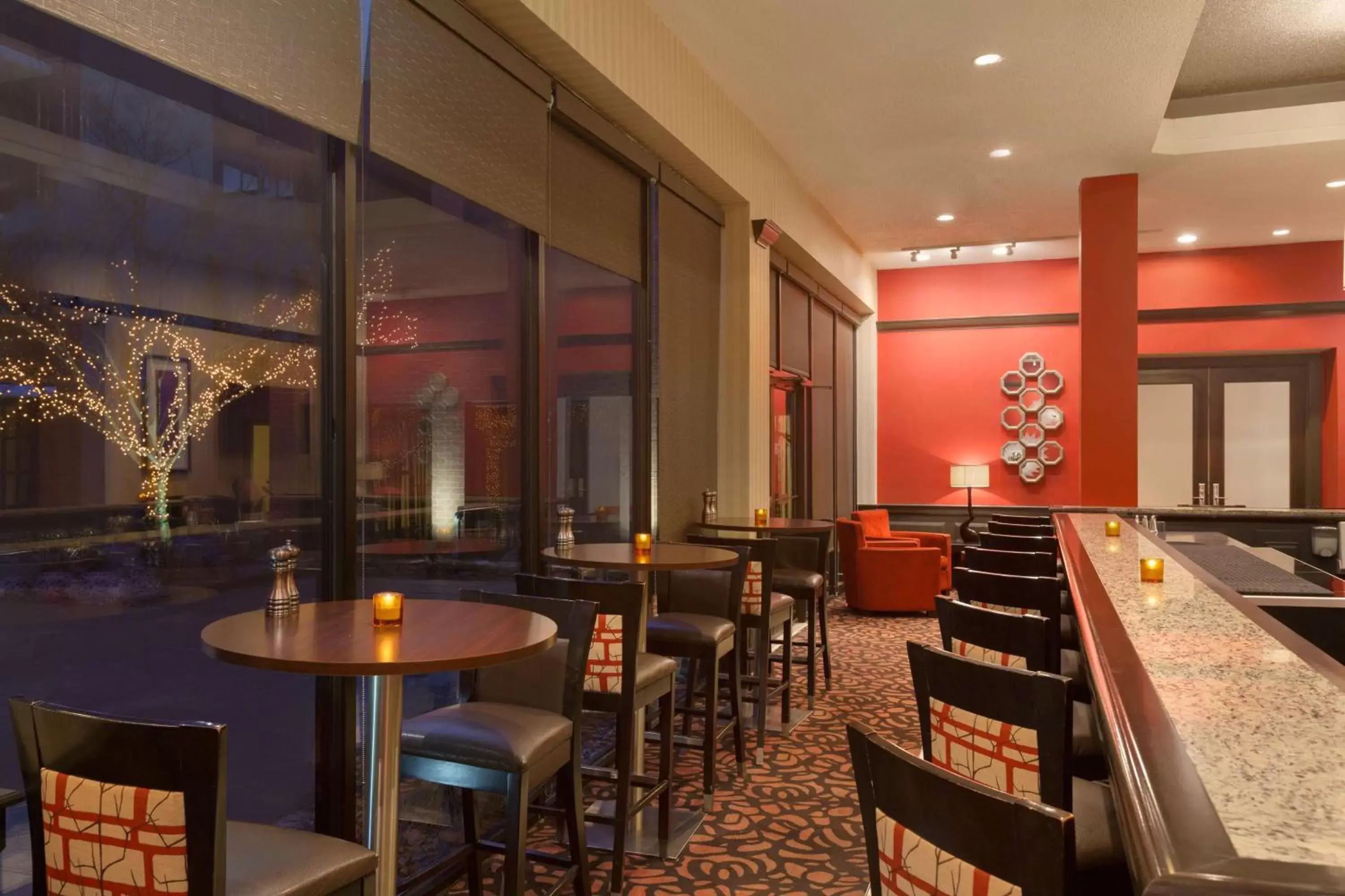 Lounge or bar, Restaurant/Places to Eat in DoubleTree by Hilton Boston-Andover