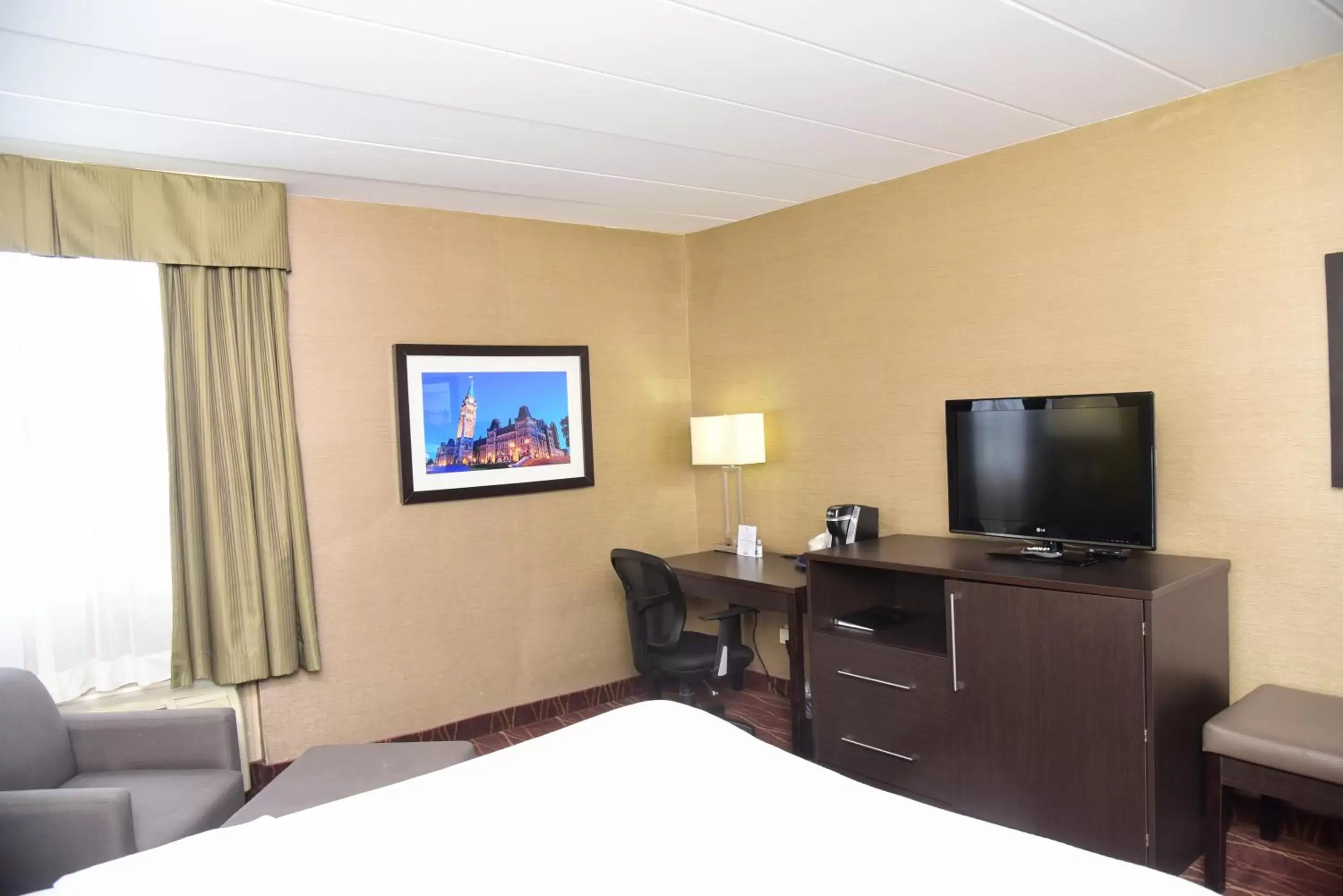 Bedroom, TV/Entertainment Center in Days Inn by Wyndham Ottawa