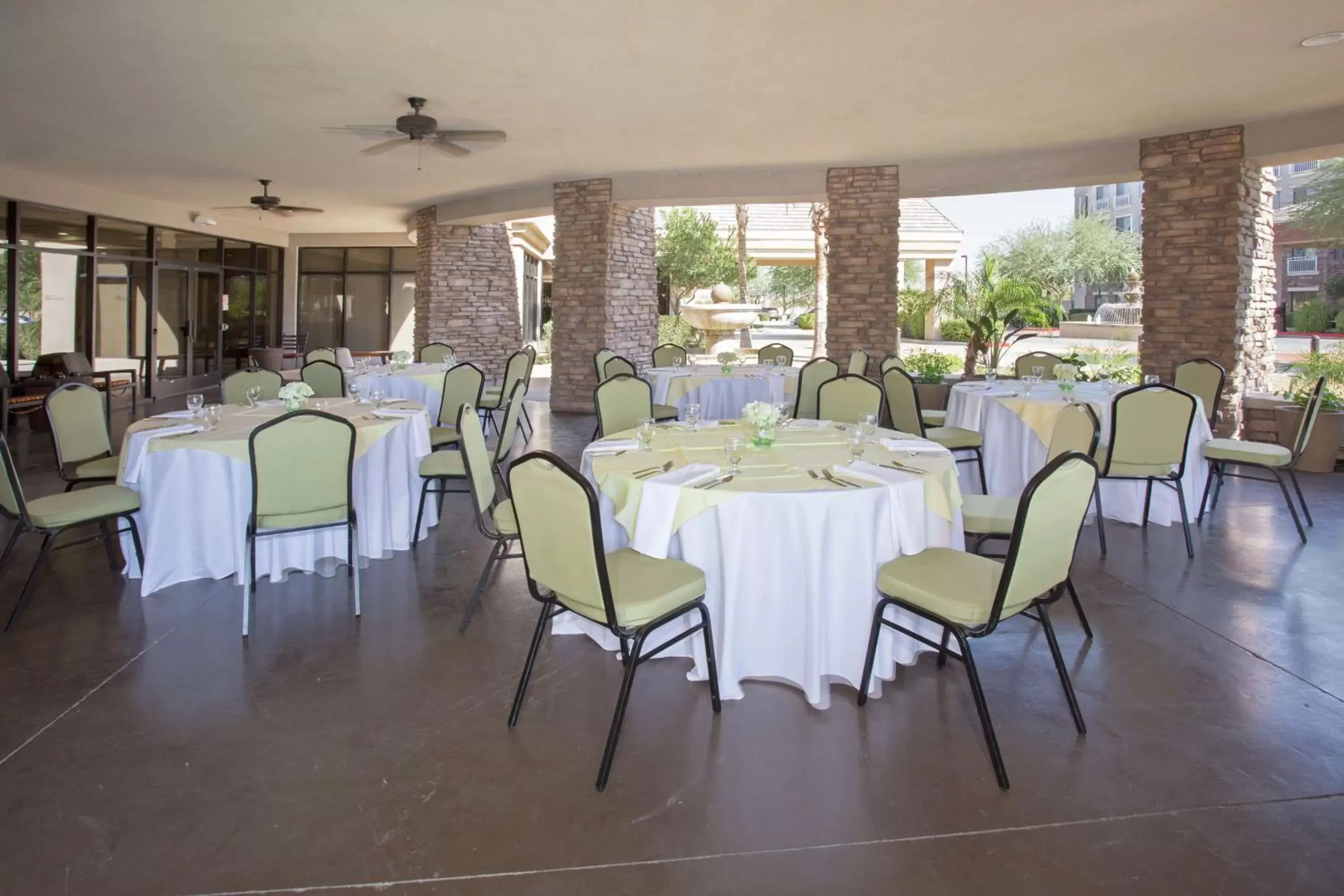 Patio, Restaurant/Places to Eat in Hilton Garden Inn Phoenix/Avondale