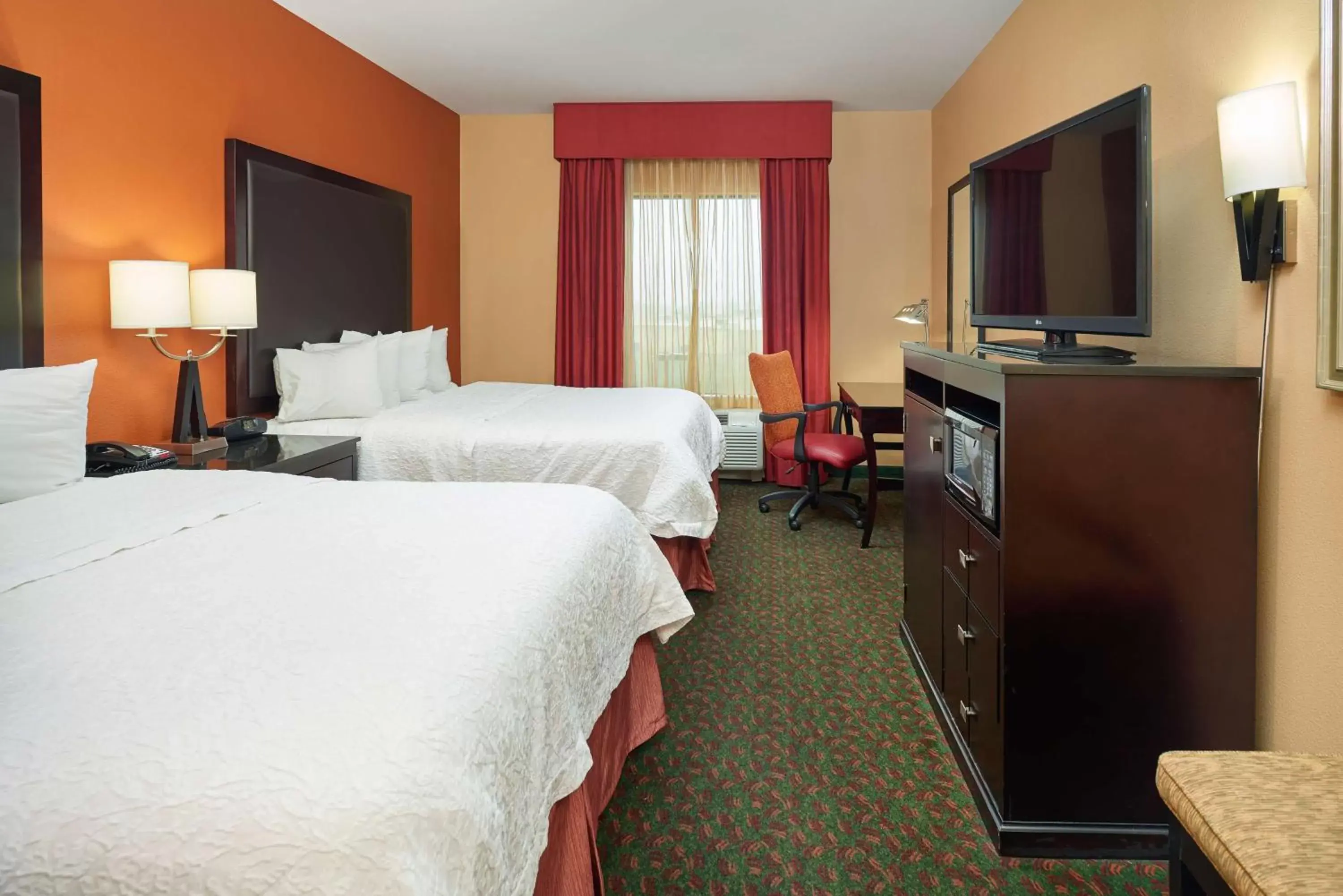 Bedroom, TV/Entertainment Center in Hampton Inn & Suites Waco-South