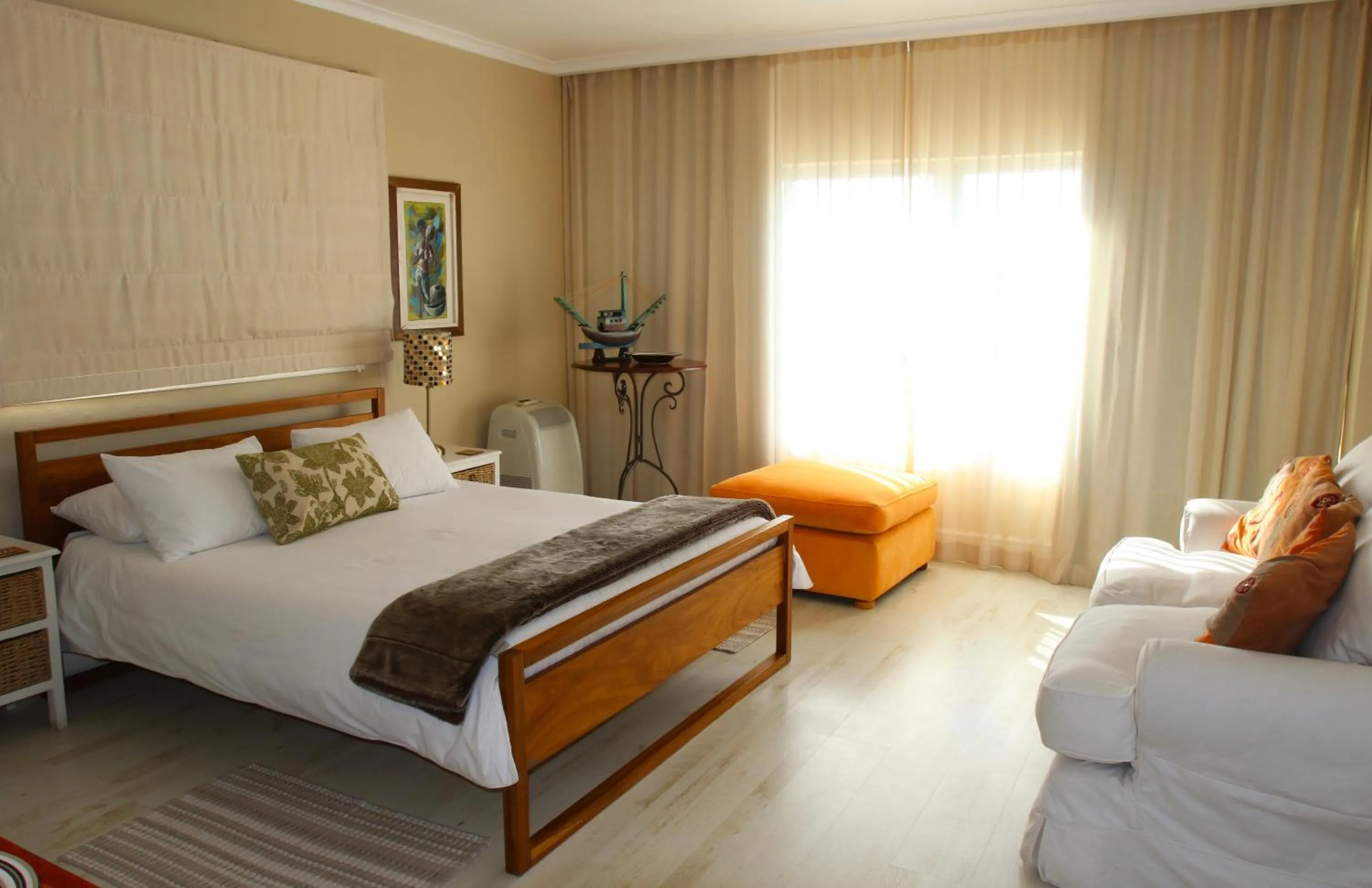 Seating area, Bed in Dolphin Inn Guesthouse