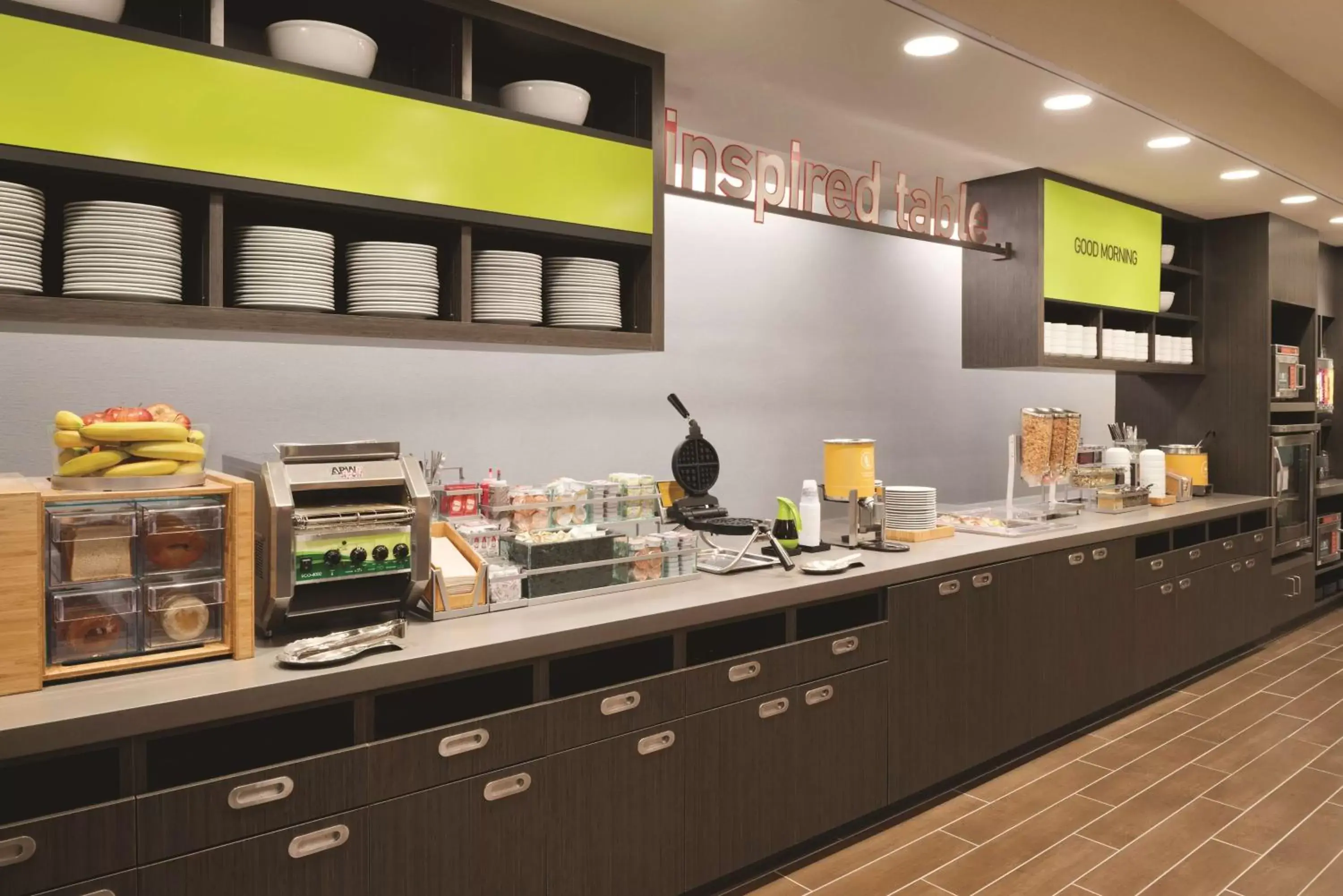 Dining area in Home2 Suites By Hilton Iowa City Coralville