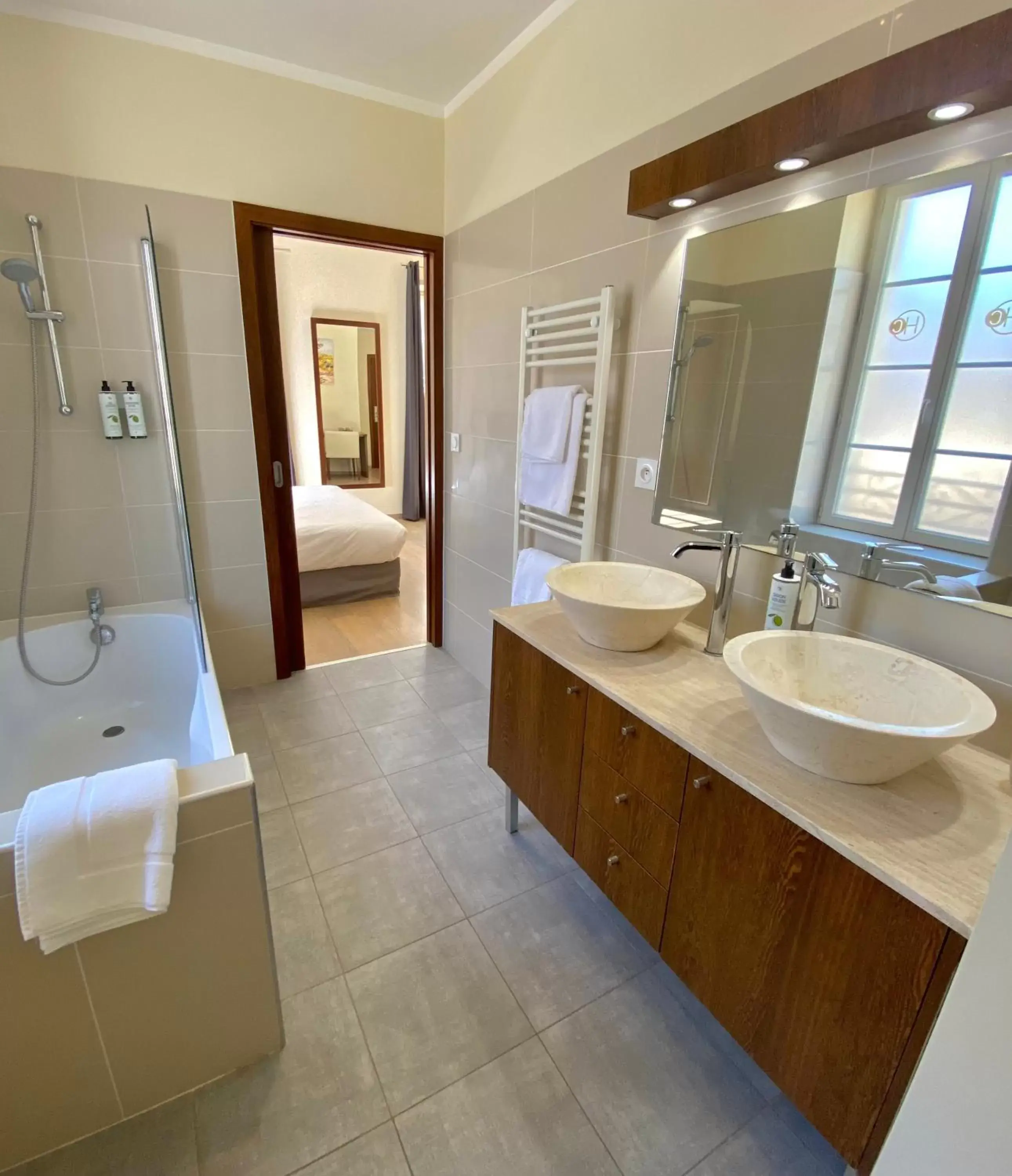 Bathroom in Hôtel La Falaise