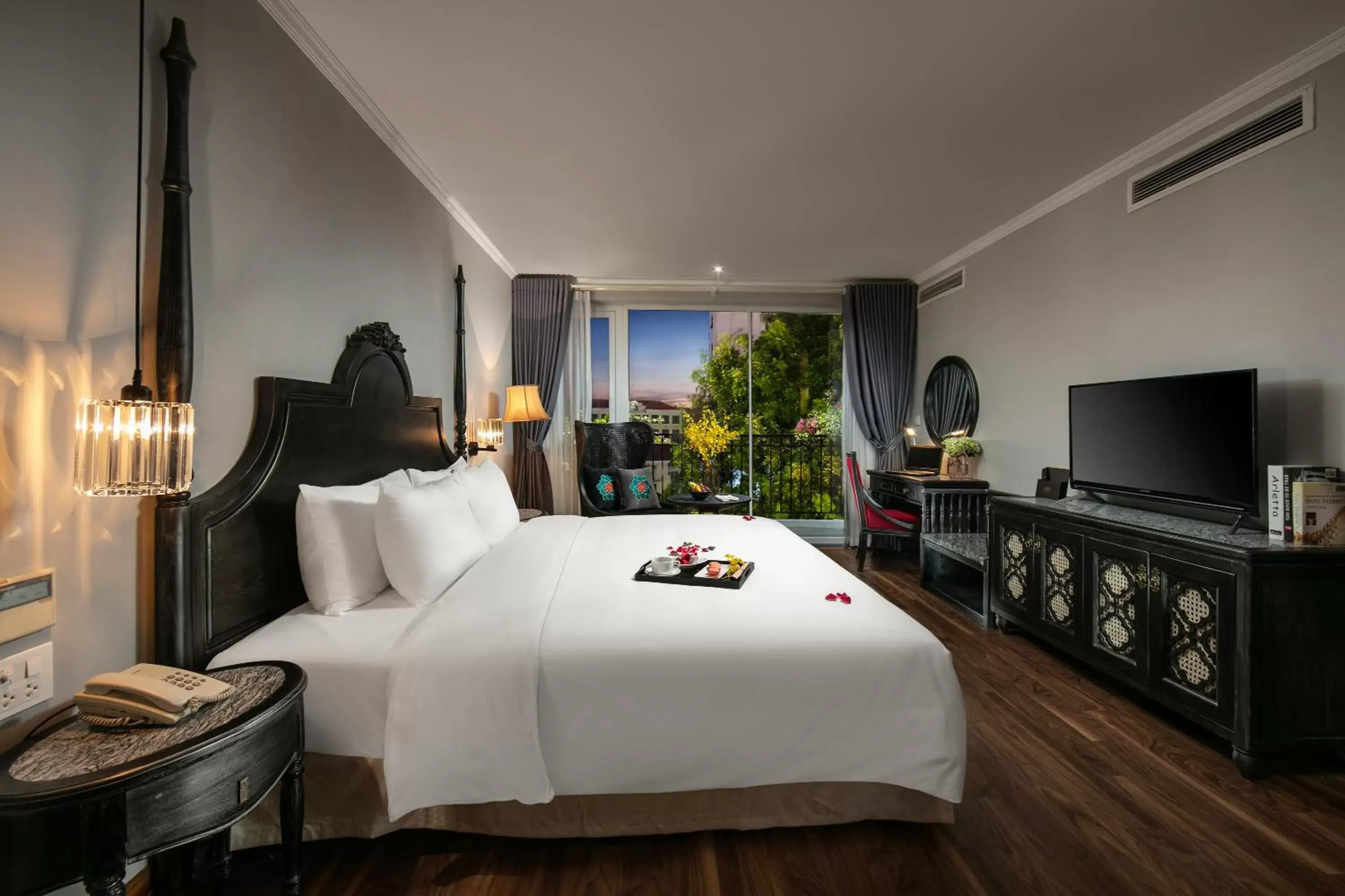 Bedroom in Shining Central Hotel & Spa