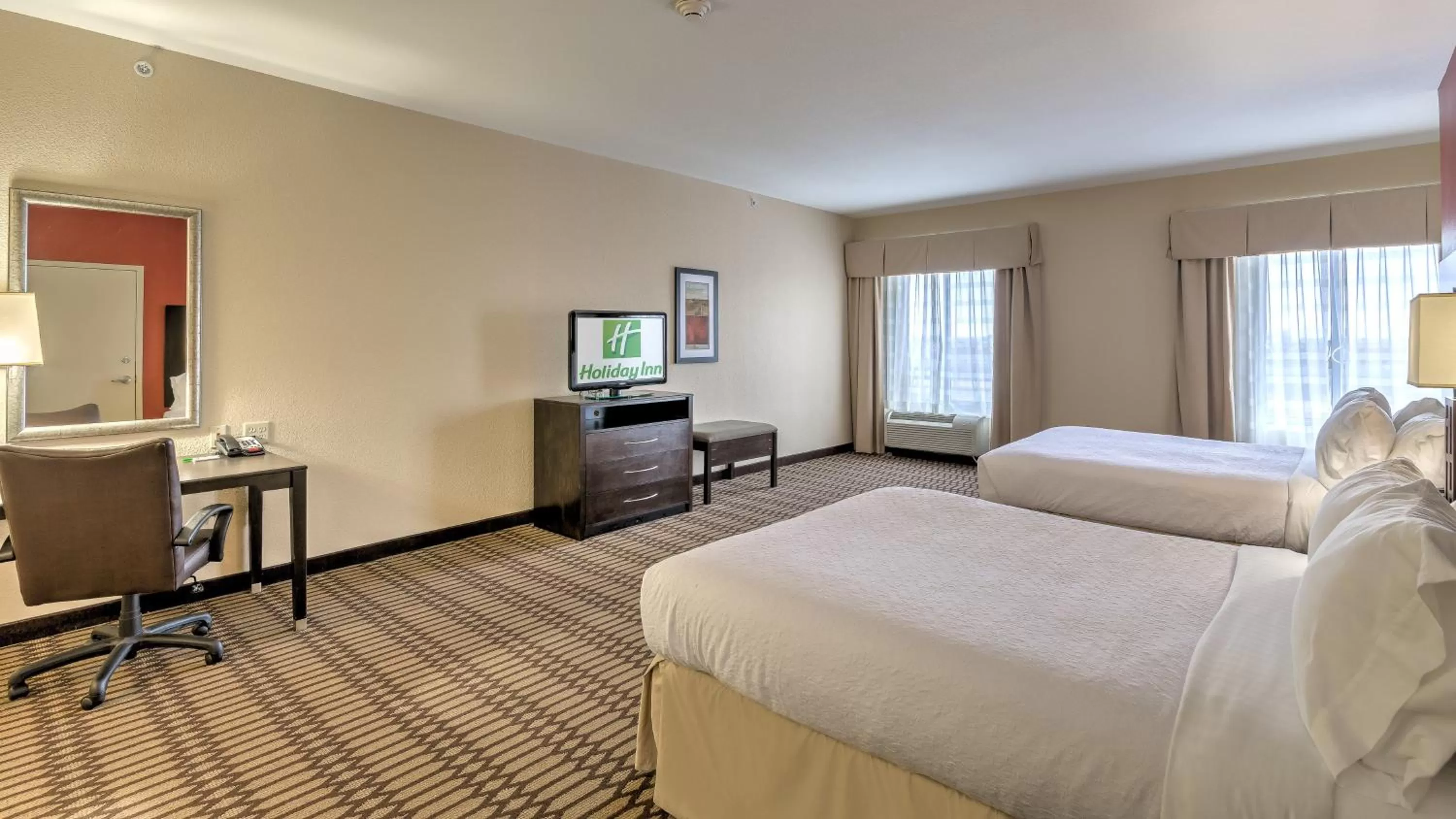 Photo of the whole room, Bed in Holiday Inn North Quail Springs by IHG