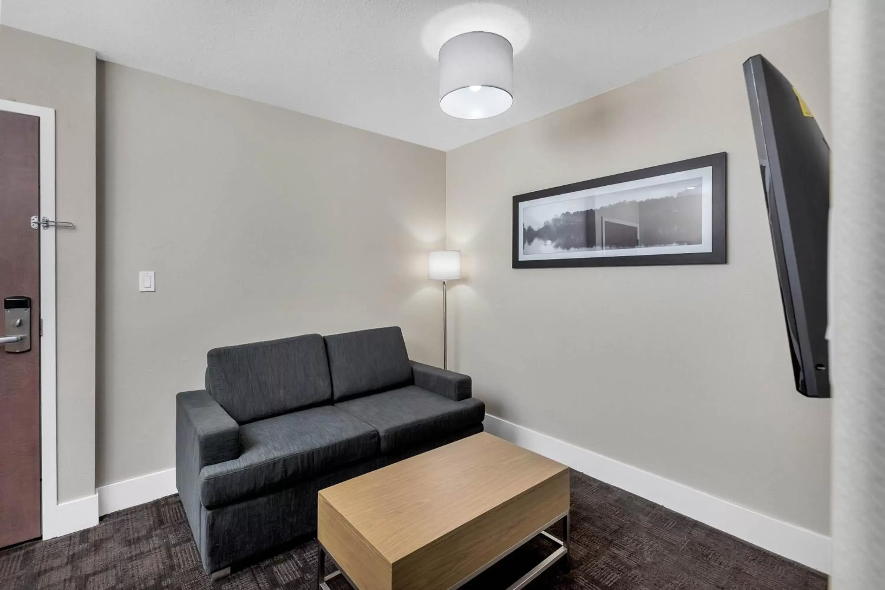 Photo of the whole room, Seating Area in Sandman Hotel Grande Prairie