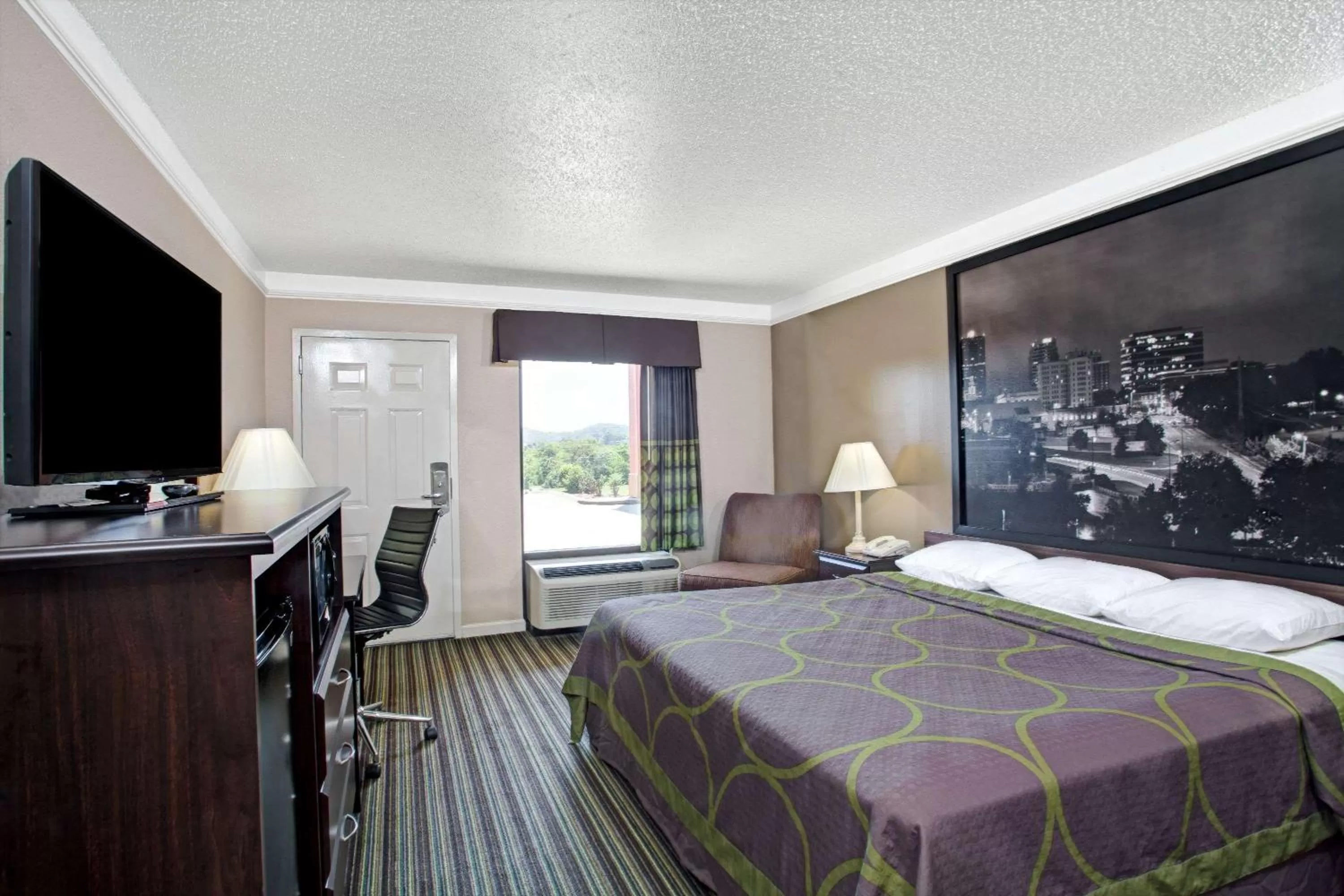 Photo of the whole room, Bed in Super 8 by Wyndham Knoxville East