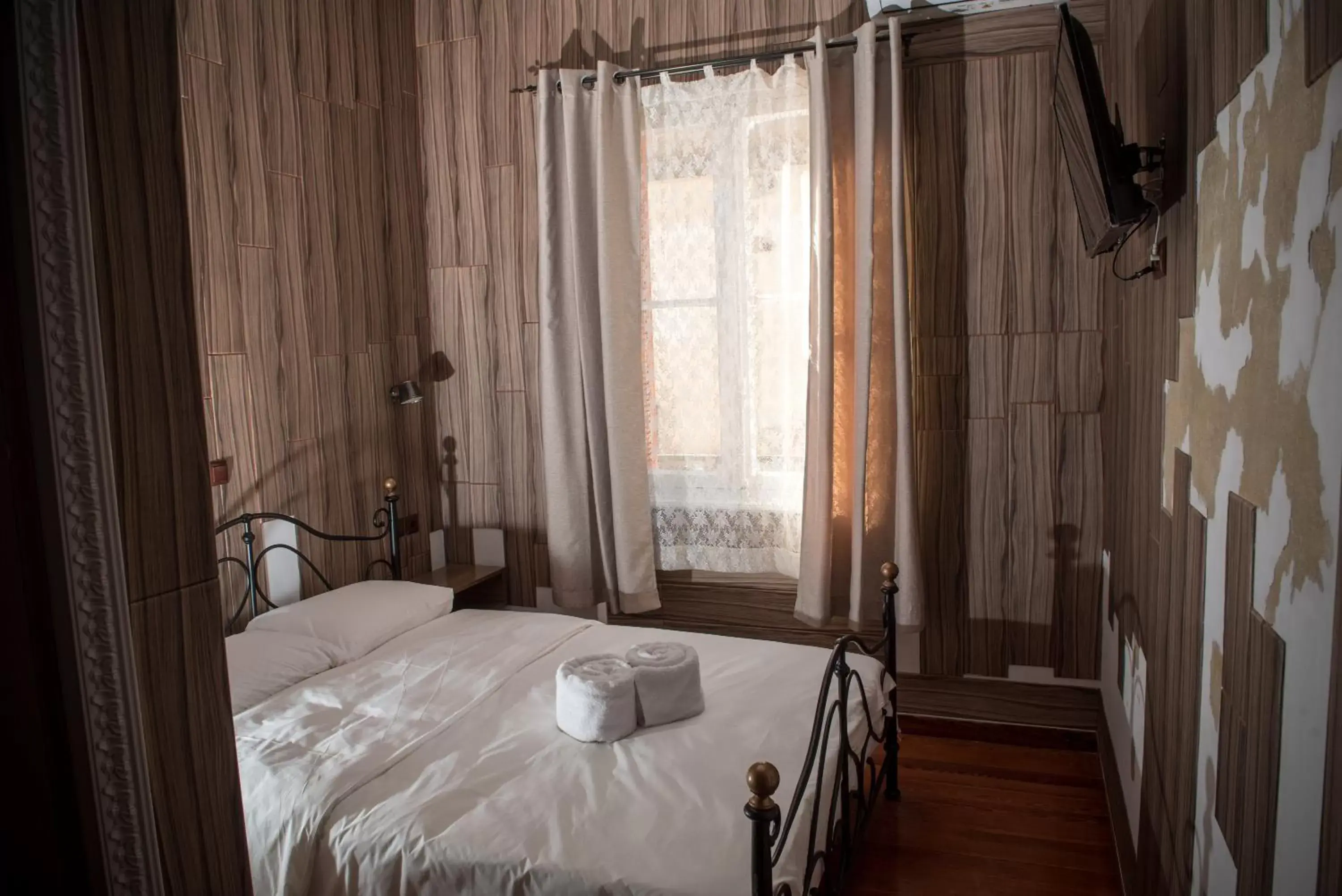 Bed in 1920s Rooms