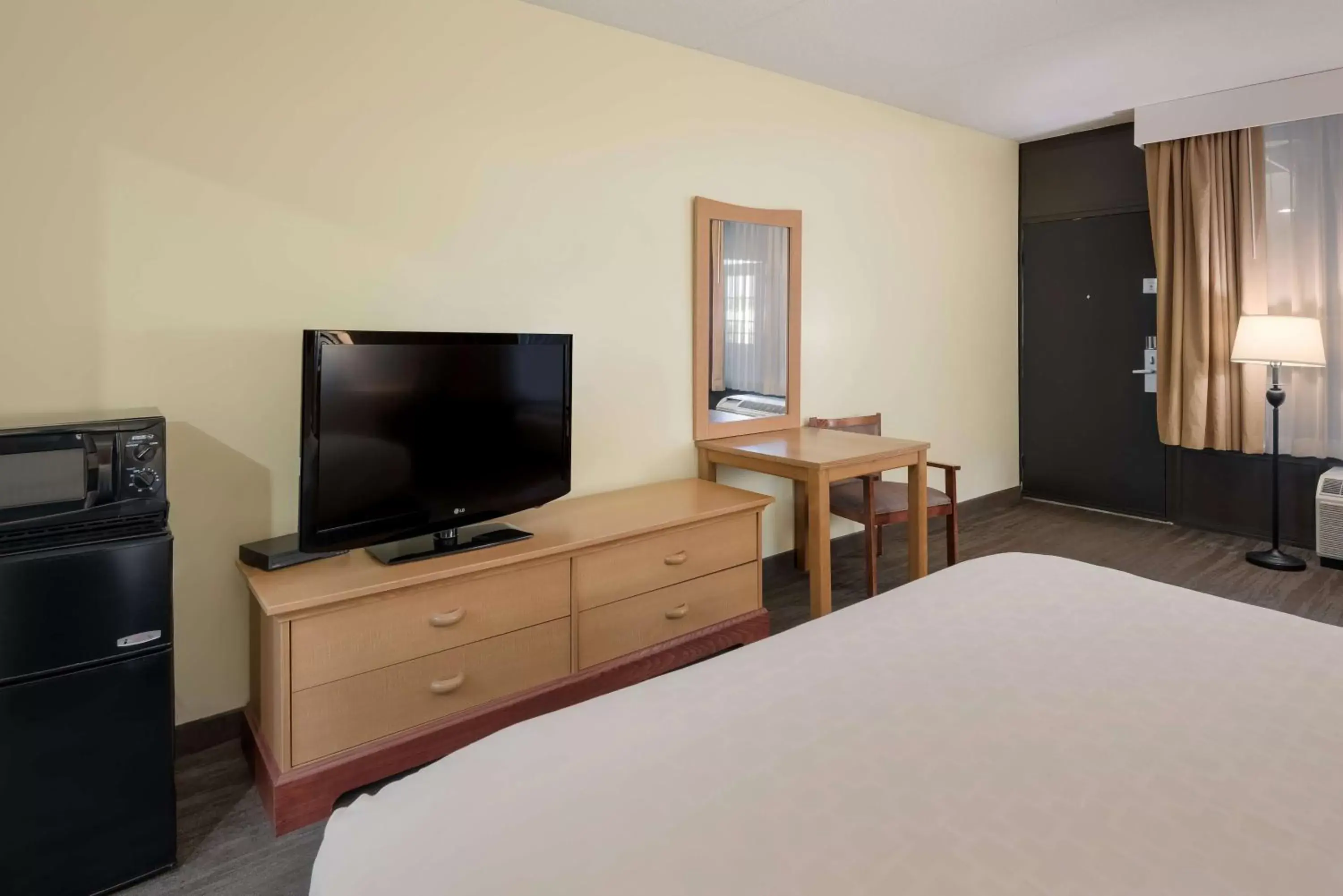 Bedroom, TV/Entertainment Center in Best Western Inn