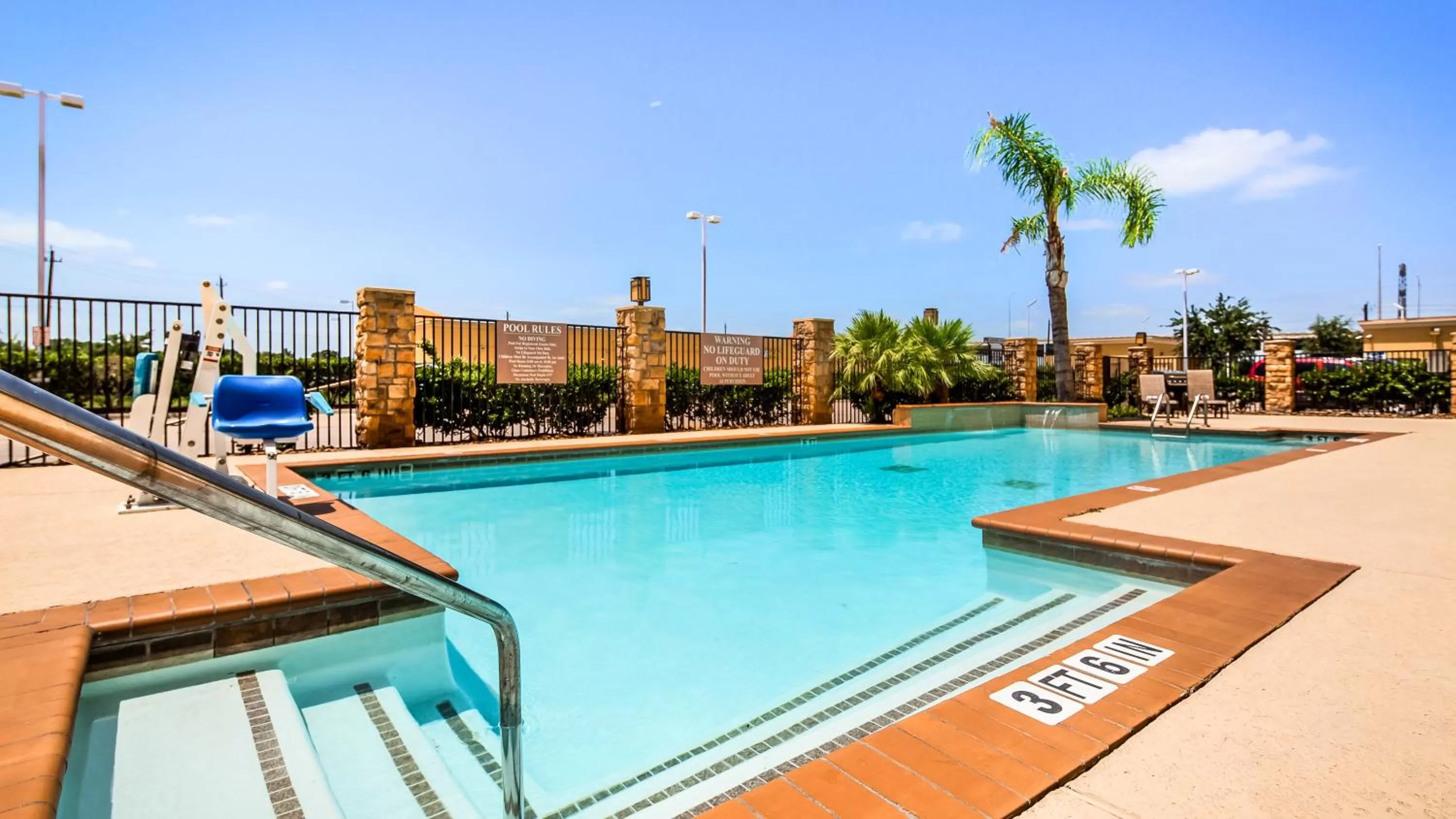 Swimming pool in Comfort Suites Seabrook - Kemah
