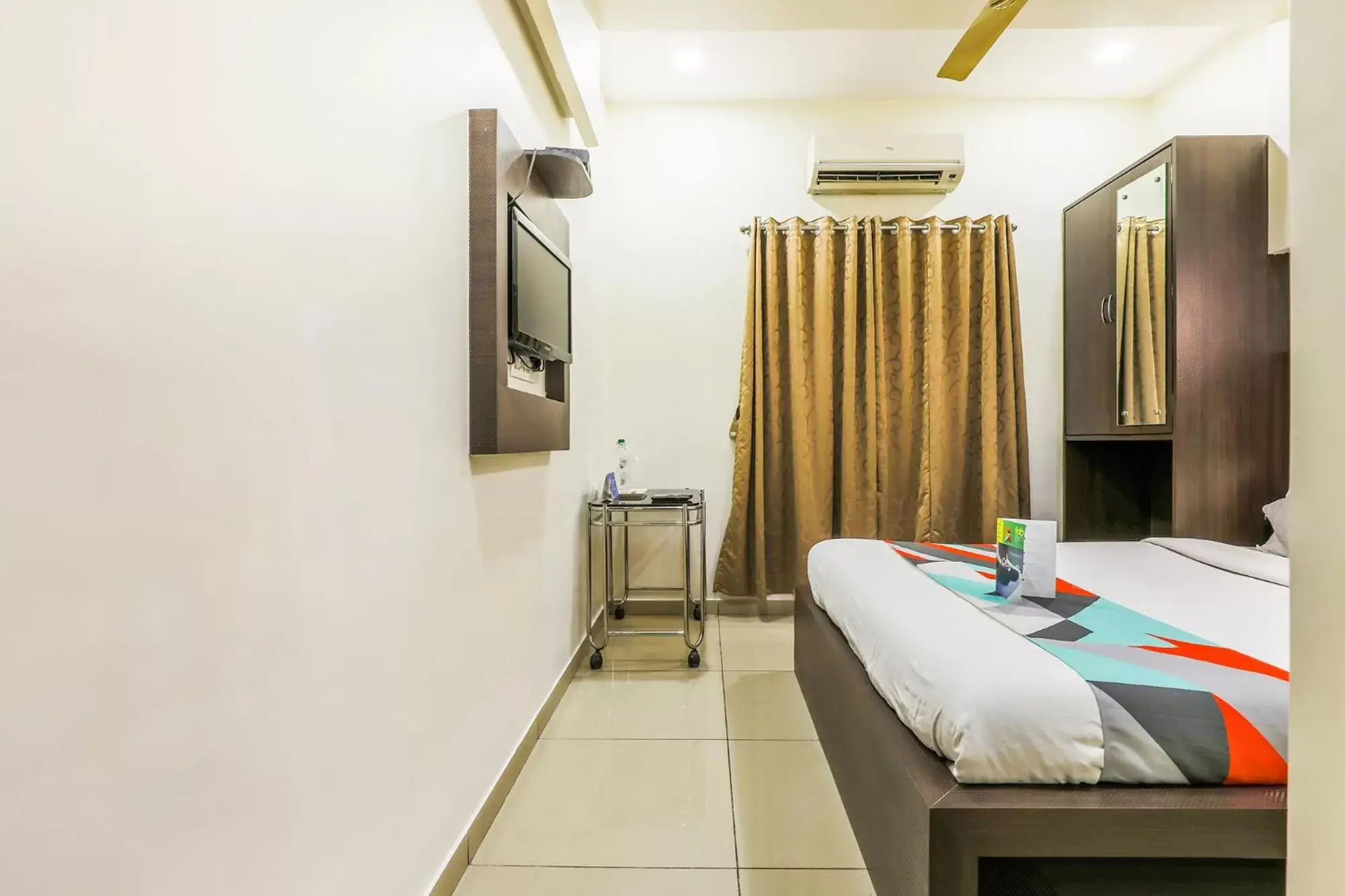 Bedroom, Bed in FabExpress Adore Inn - Nr Mumbai International Airport Bedroom, Bed in FabExpress Adore Inn - Nr Mumbai International Airport