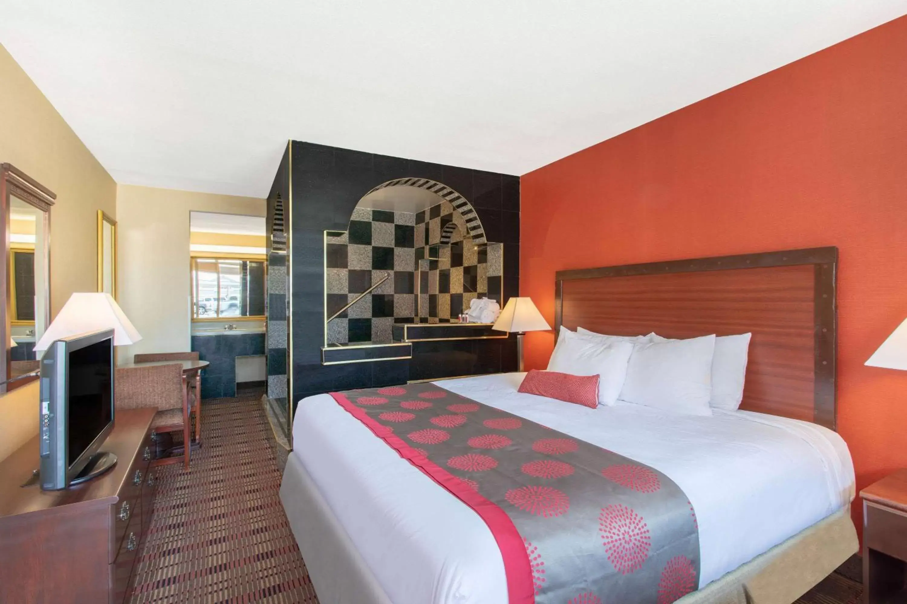 Photo of the whole room, Bed in Ramada Limited Cockeysville Photo of the whole room, Bed in Ramada Limited Cockeysville