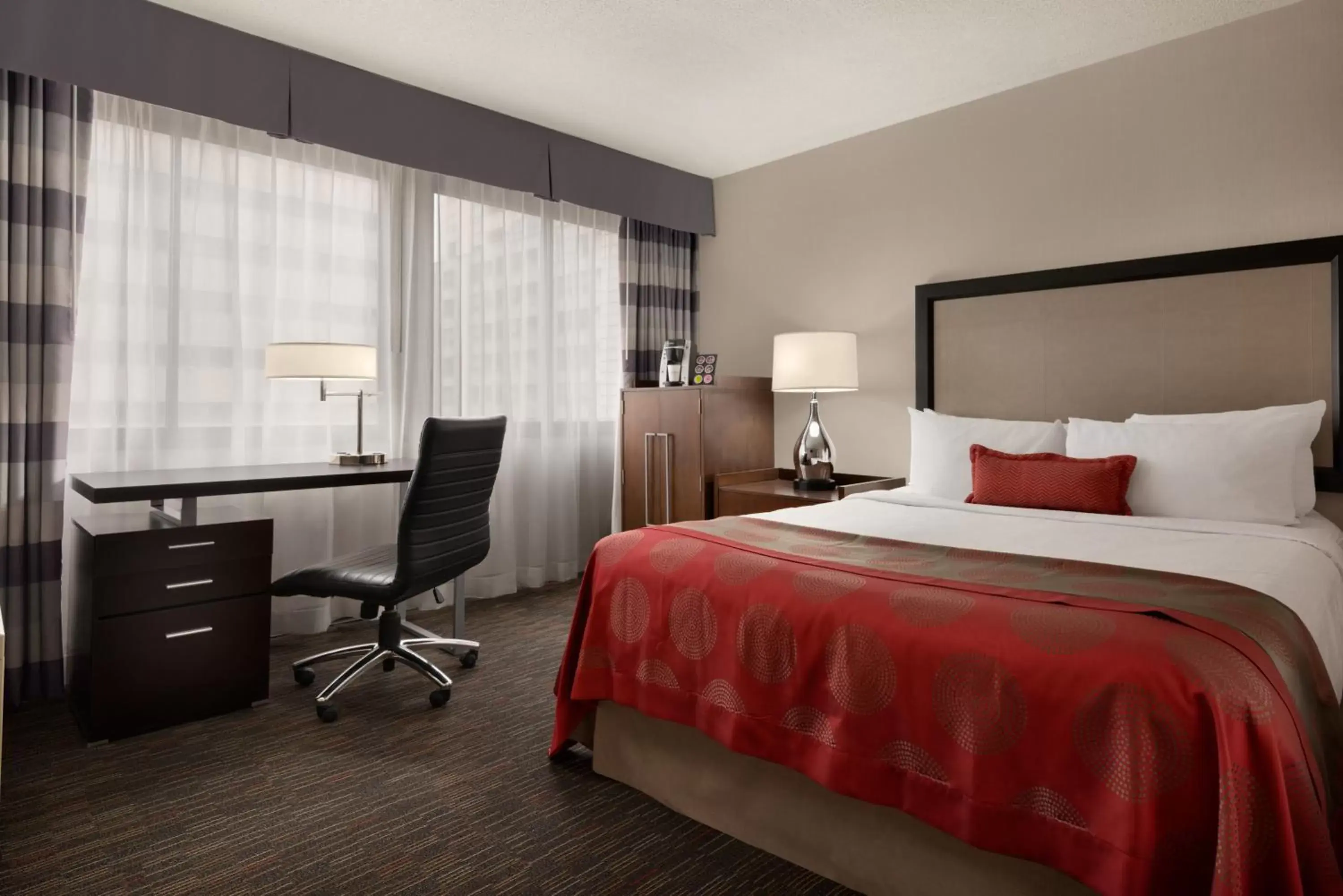 Photo of the whole room, Bed in Ramada Plaza by Wyndham Regina Downtown