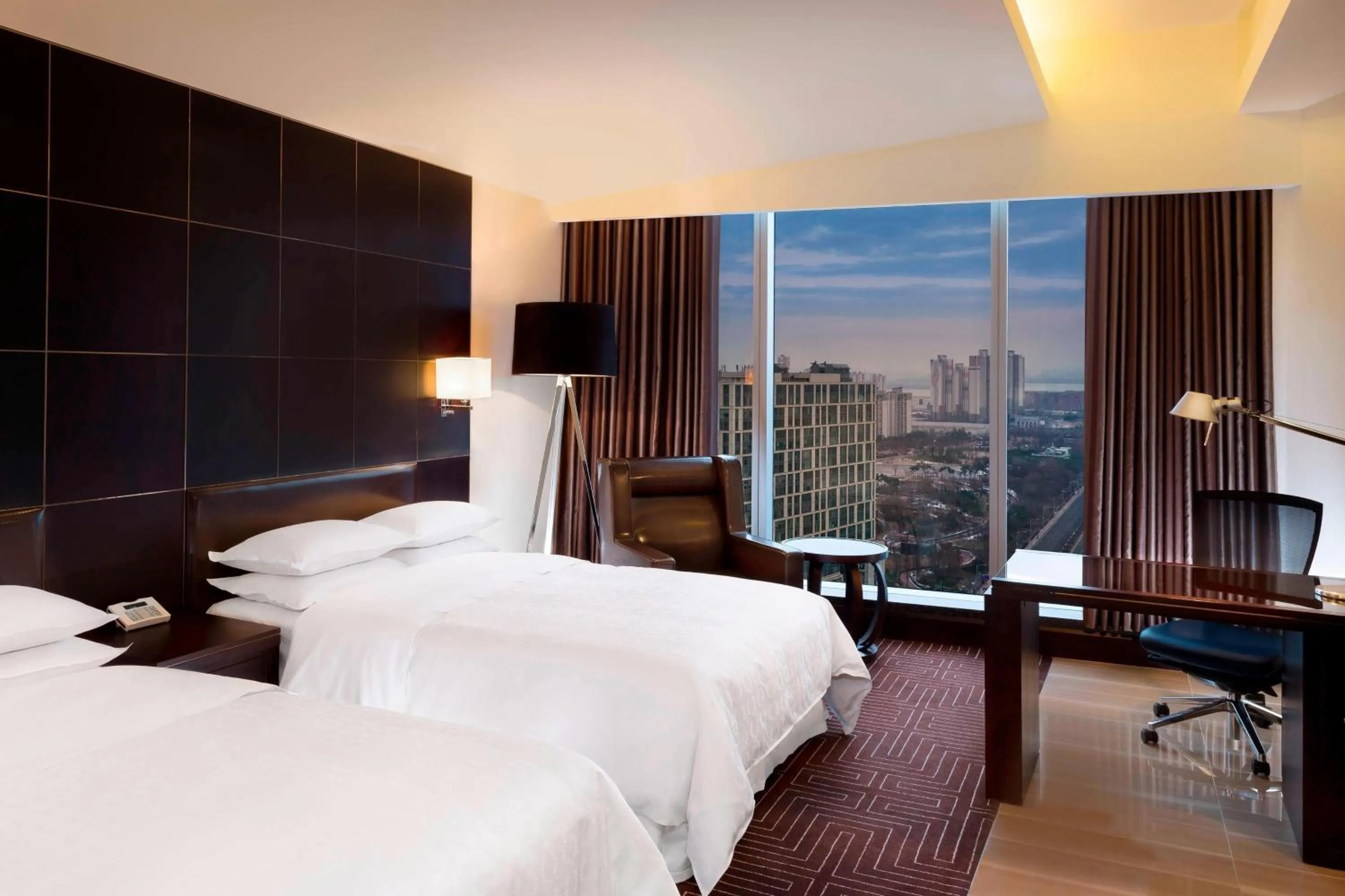 Photo of the whole room, Bed in Sheraton Grand Incheon Hotel