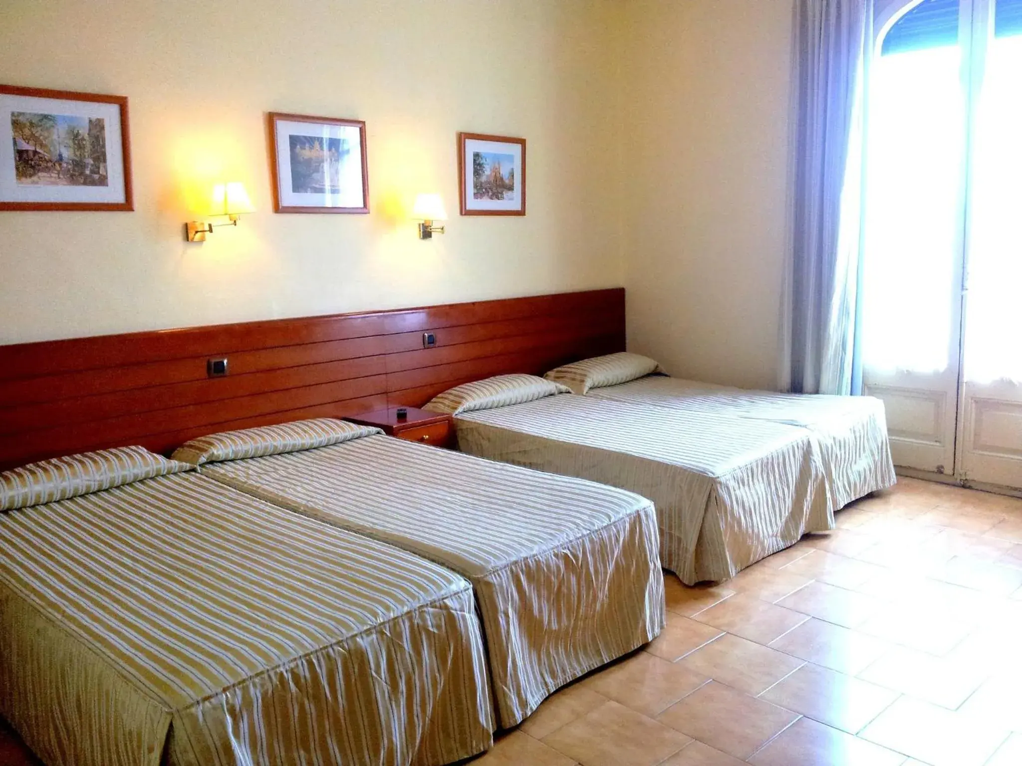 Photo of the whole room, Bed in Hotel Toledano Ramblas