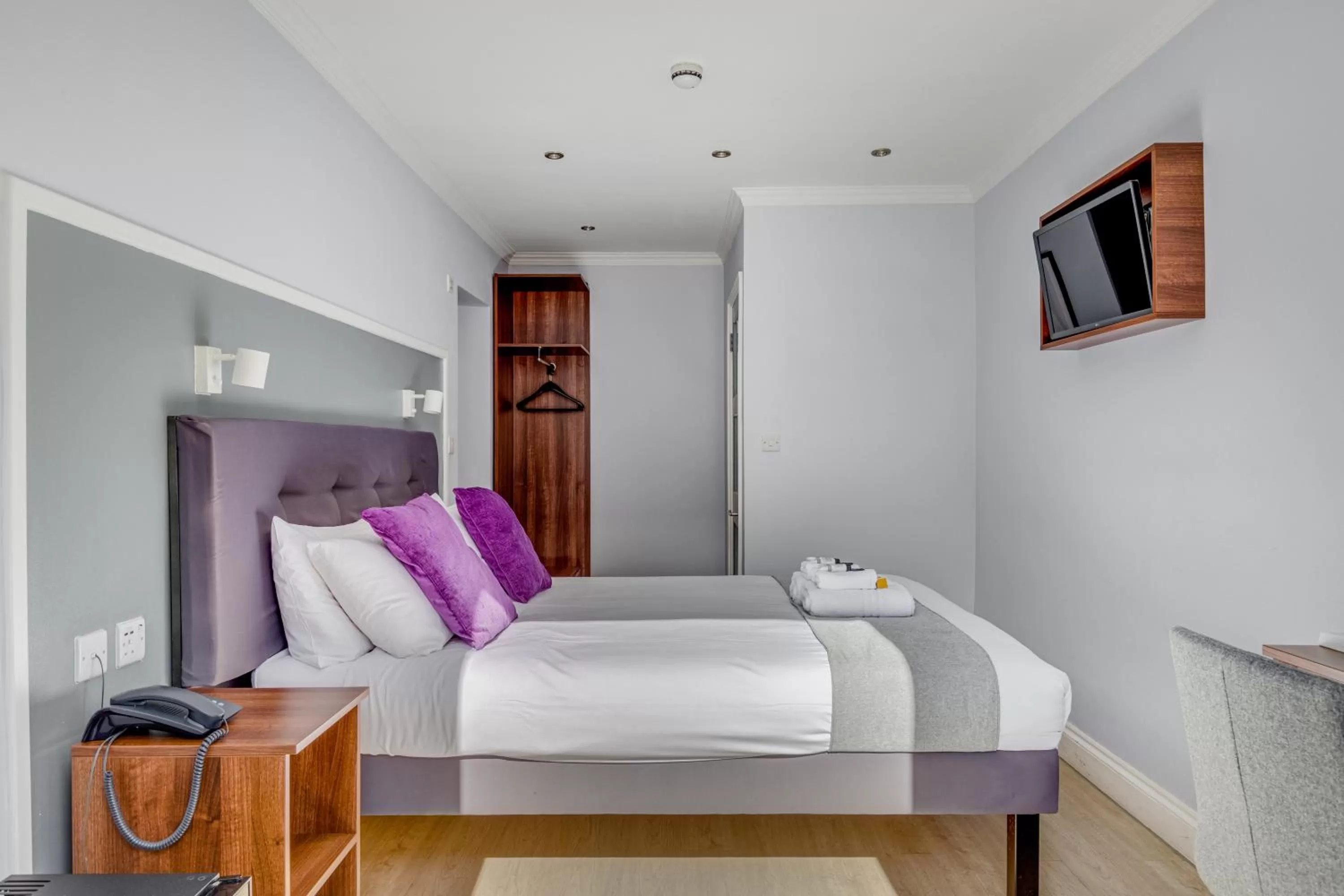 Bed in 1 Lexham Gardens Hotel