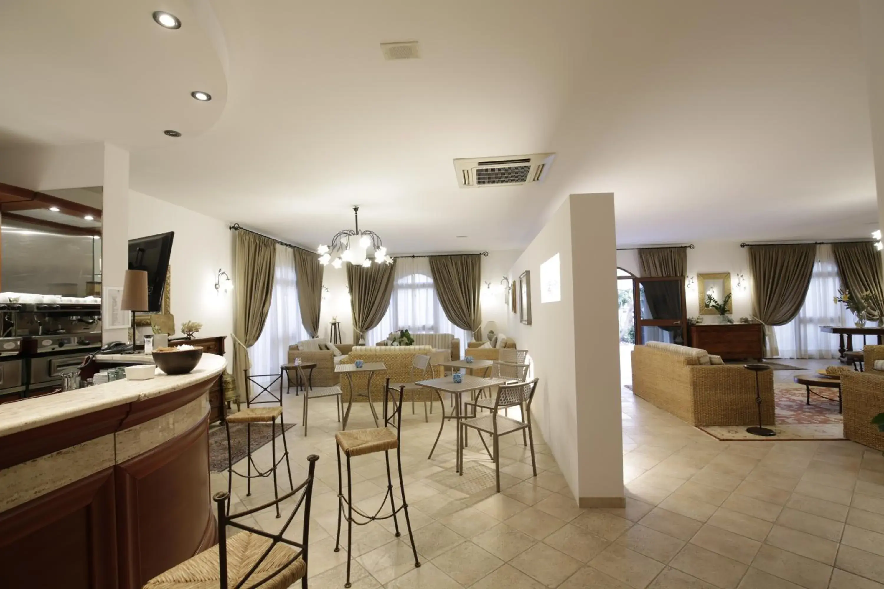 Lounge or bar, Dining Area in Garden Hotel Ripa