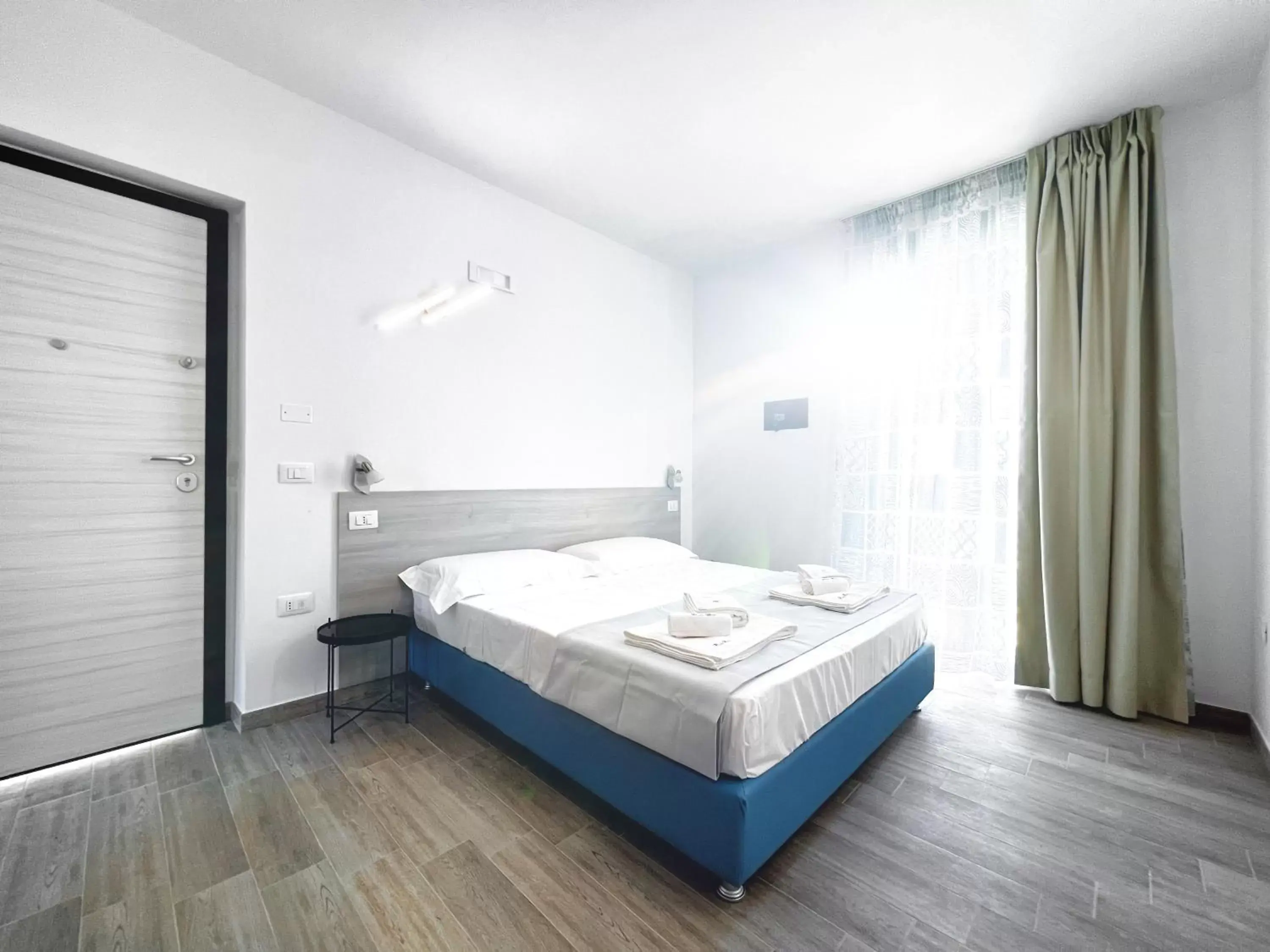 Bedroom, Bed in Perla Blu Tropea