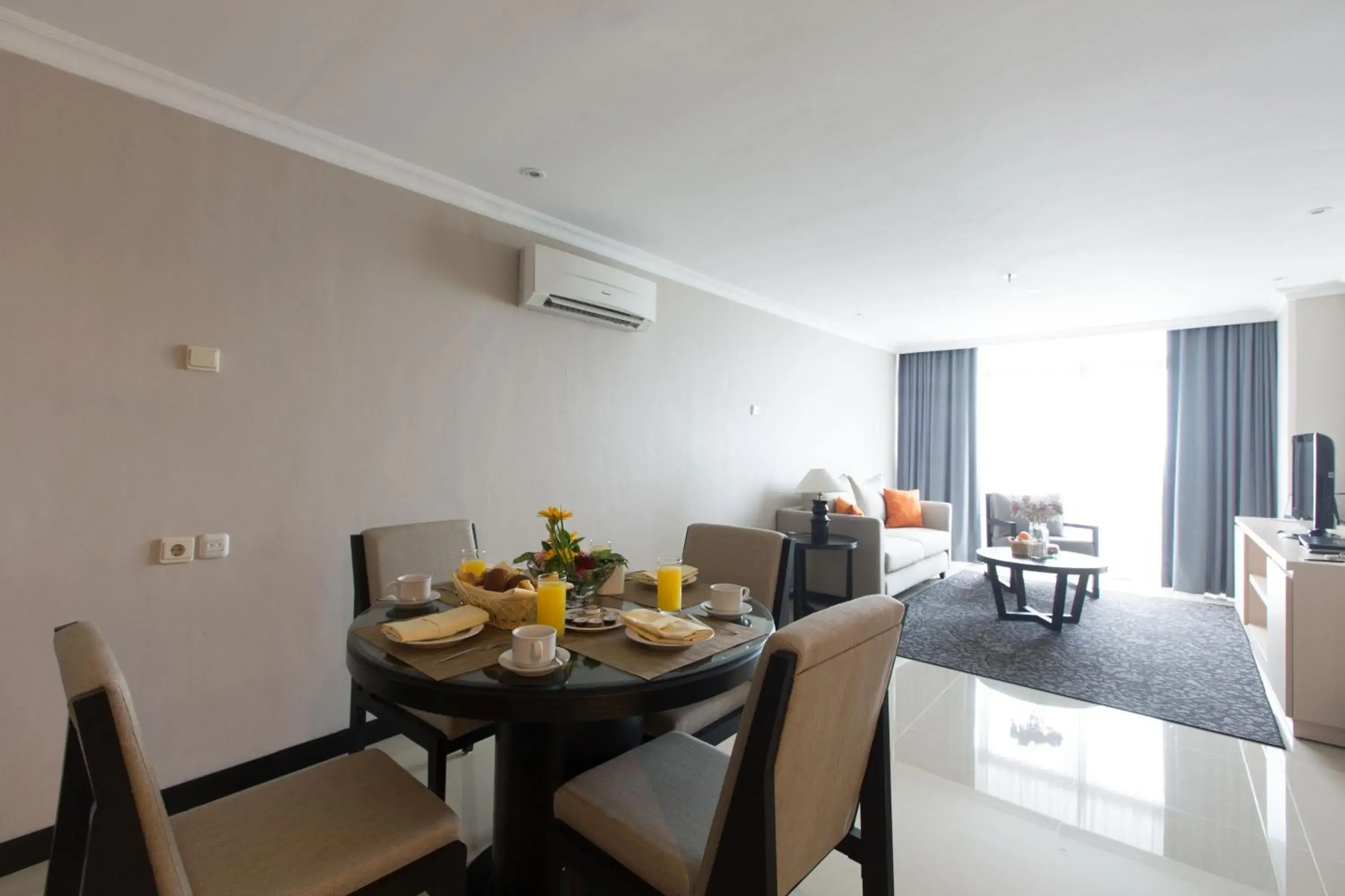 Living room, Dining Area in Kristal Hotel Jakarta