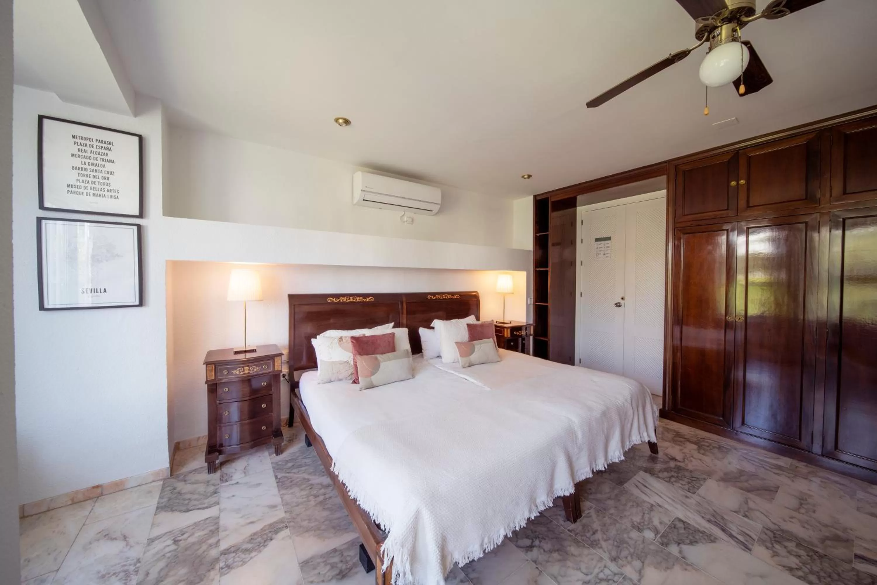 Bedroom, Bed in Hotel B&B Casa Arena Sevilla