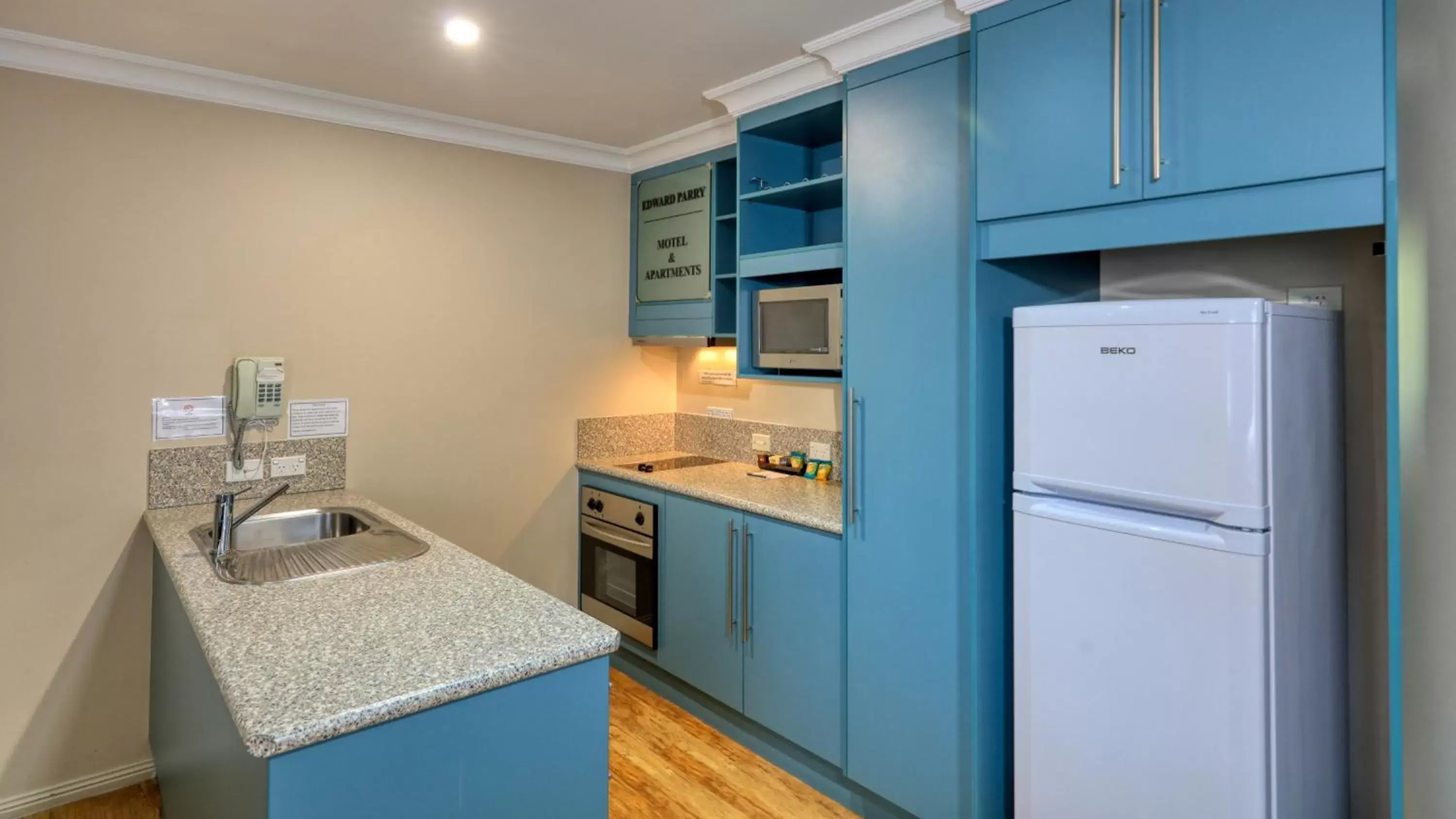 stove, Kitchen/Kitchenette in Edward Parry Motel and Apartments