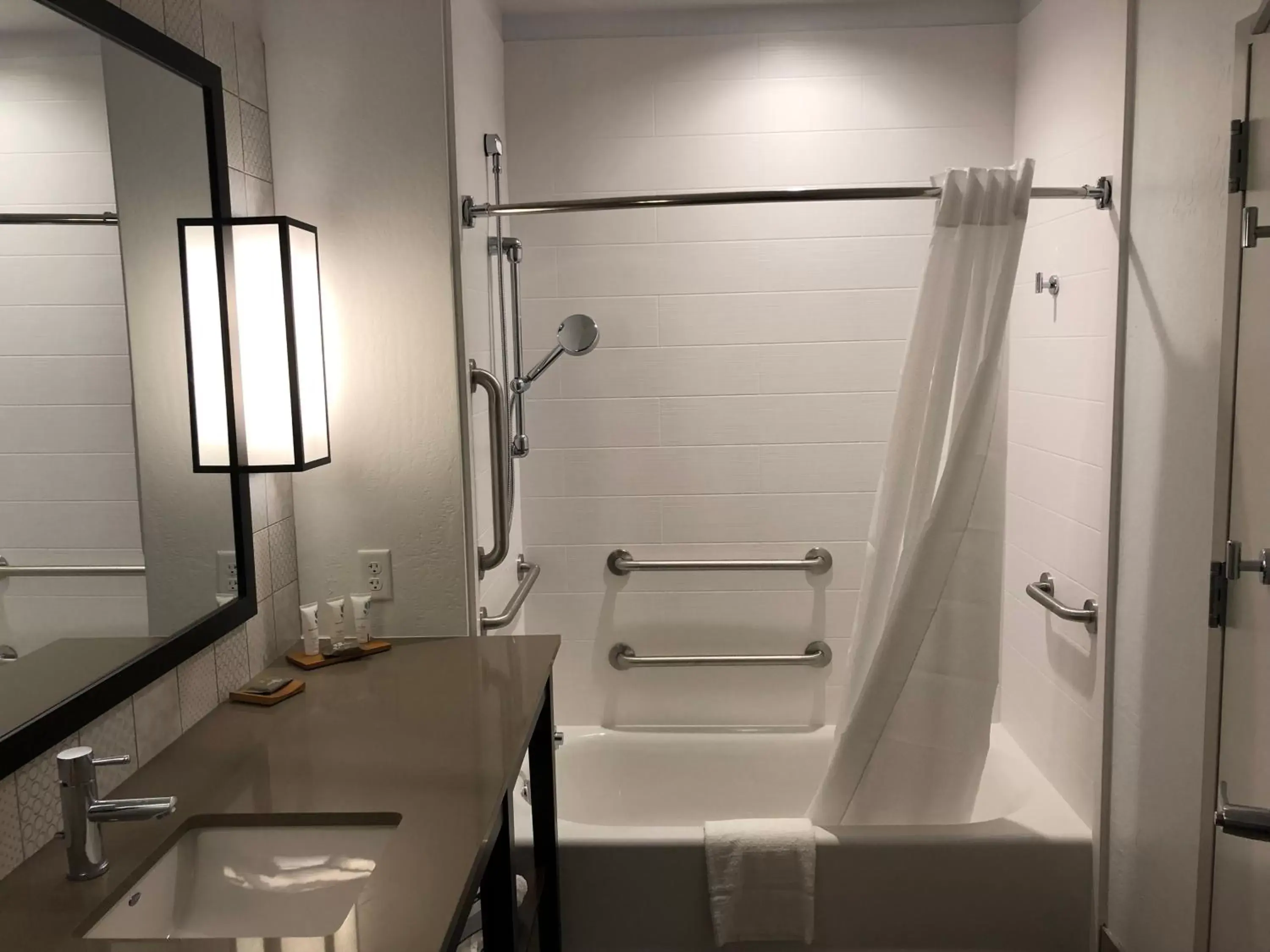 Queen Room with Two Queen Beds - Disability Access/Non-Smoking in Country Inn & Suites by Radisson, Flagstaff Downtown, AZ Queen Room with Two Queen Beds - Disability Access/Non-Smoking in Country Inn & Suites by Radisson, Flagstaff Downtown, AZ