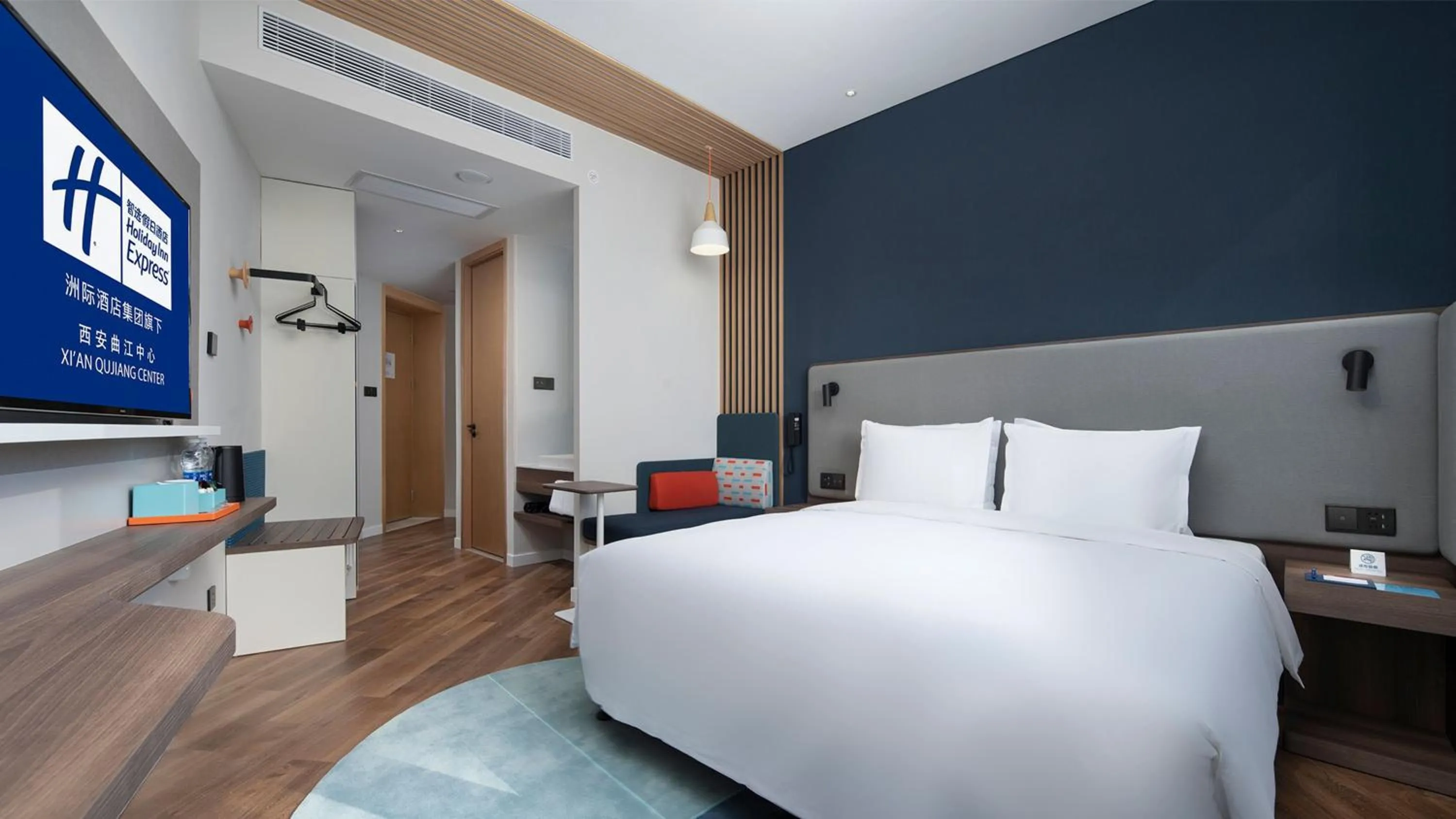 Photo of the whole room, Bed in Holiday Inn Express Xi'an Qujiang Center by IHG
