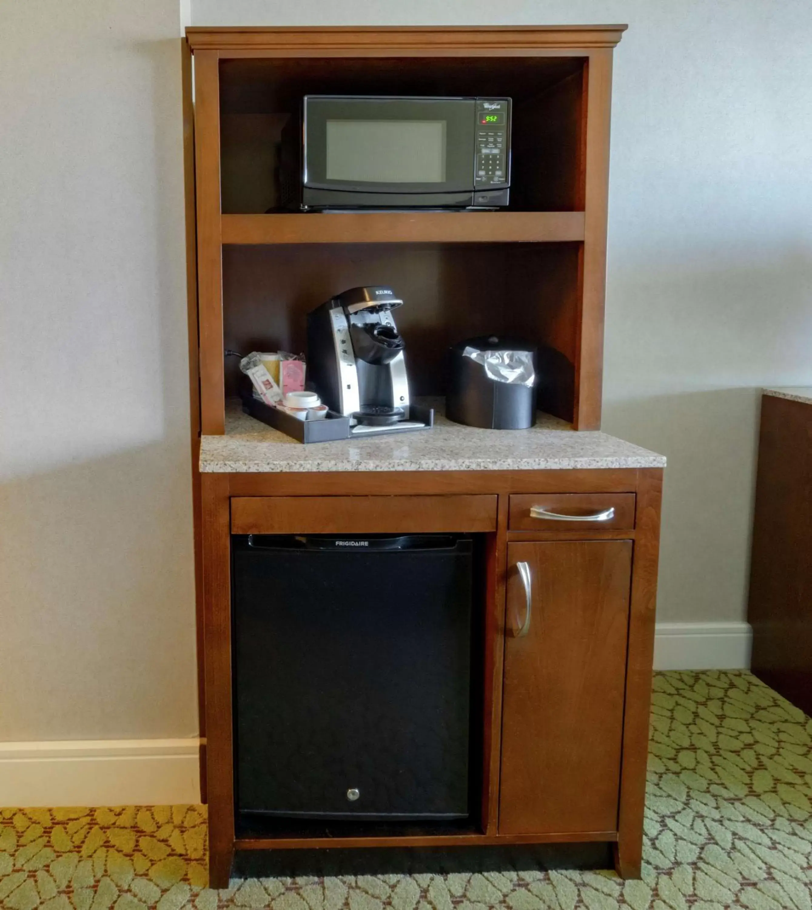 Kitchen or kitchenette, TV/Entertainment Center in The Hilton Garden Inn Buffalo-Downtown