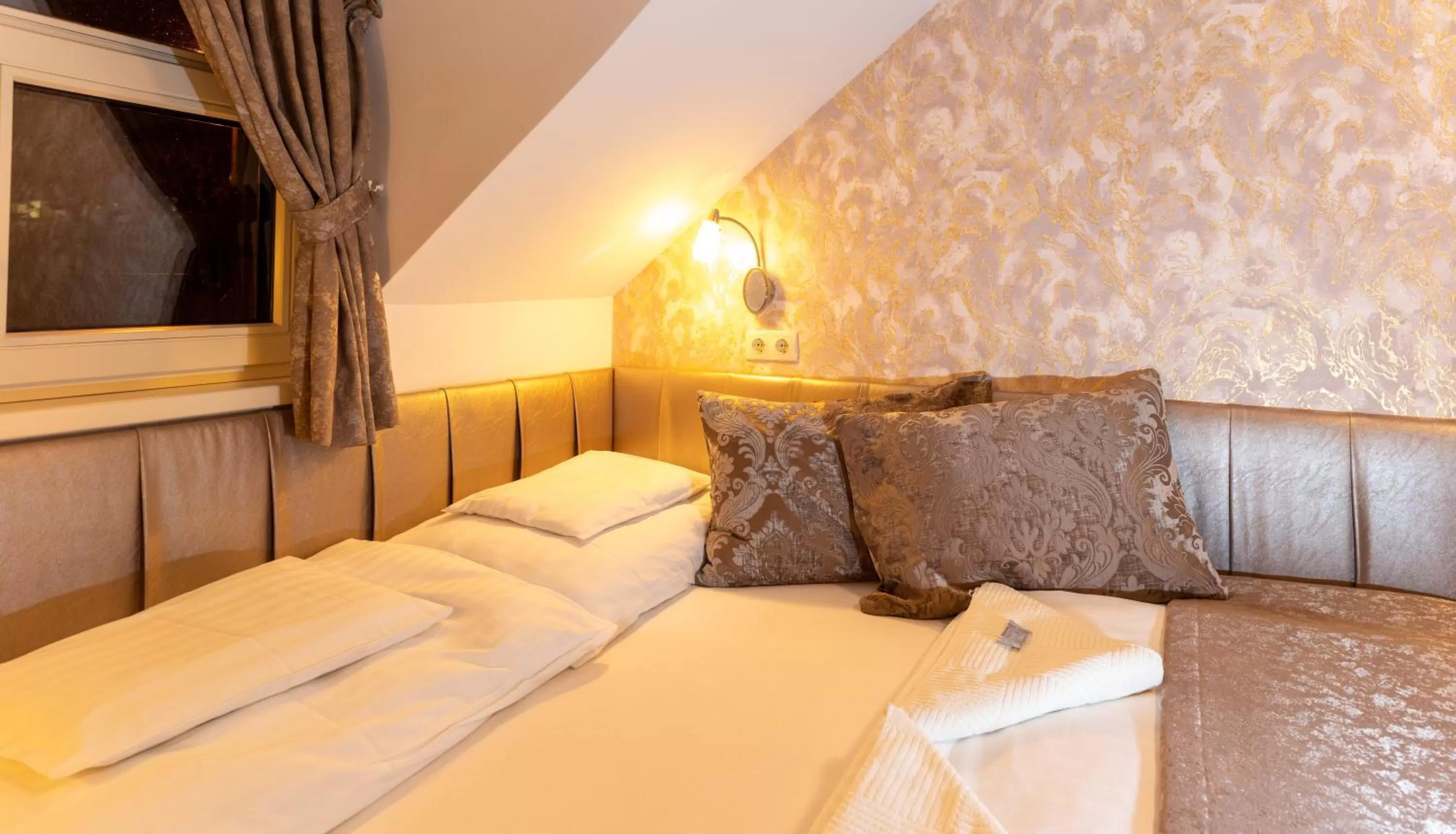 Bed in Teátrum Boutique Hotel