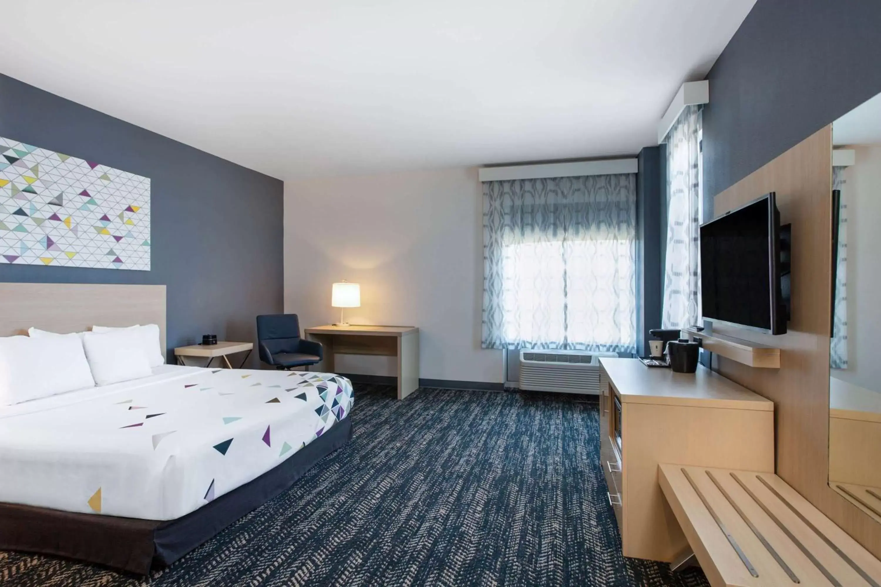 Photo of the whole room, Bed in La Quinta Inn & Suites by Wyndham Manassas, VA- Dulles Airport