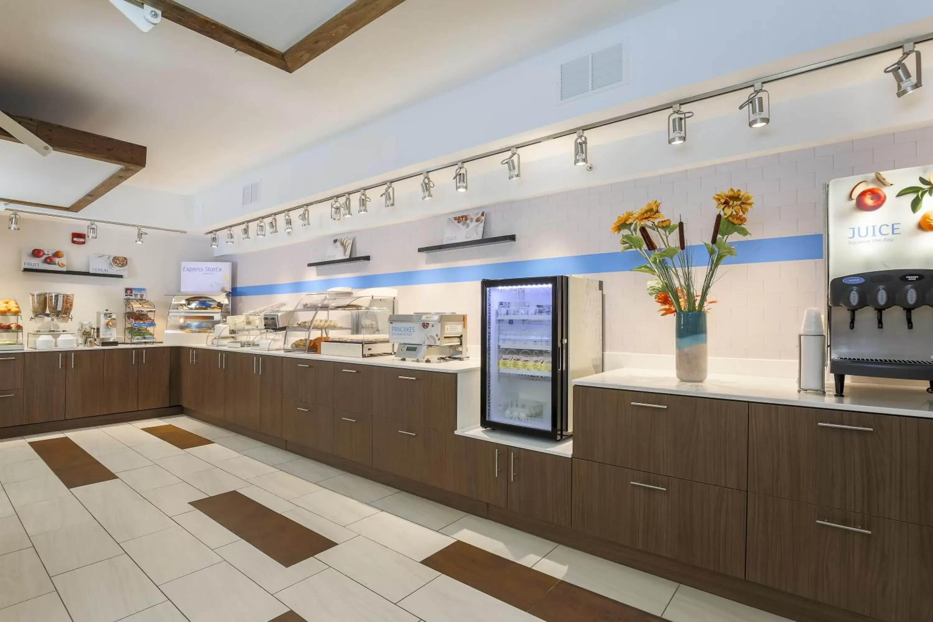 Breakfast, Restaurant/Places to Eat in Holiday Inn Express Irondequoit, an IHG Hotel